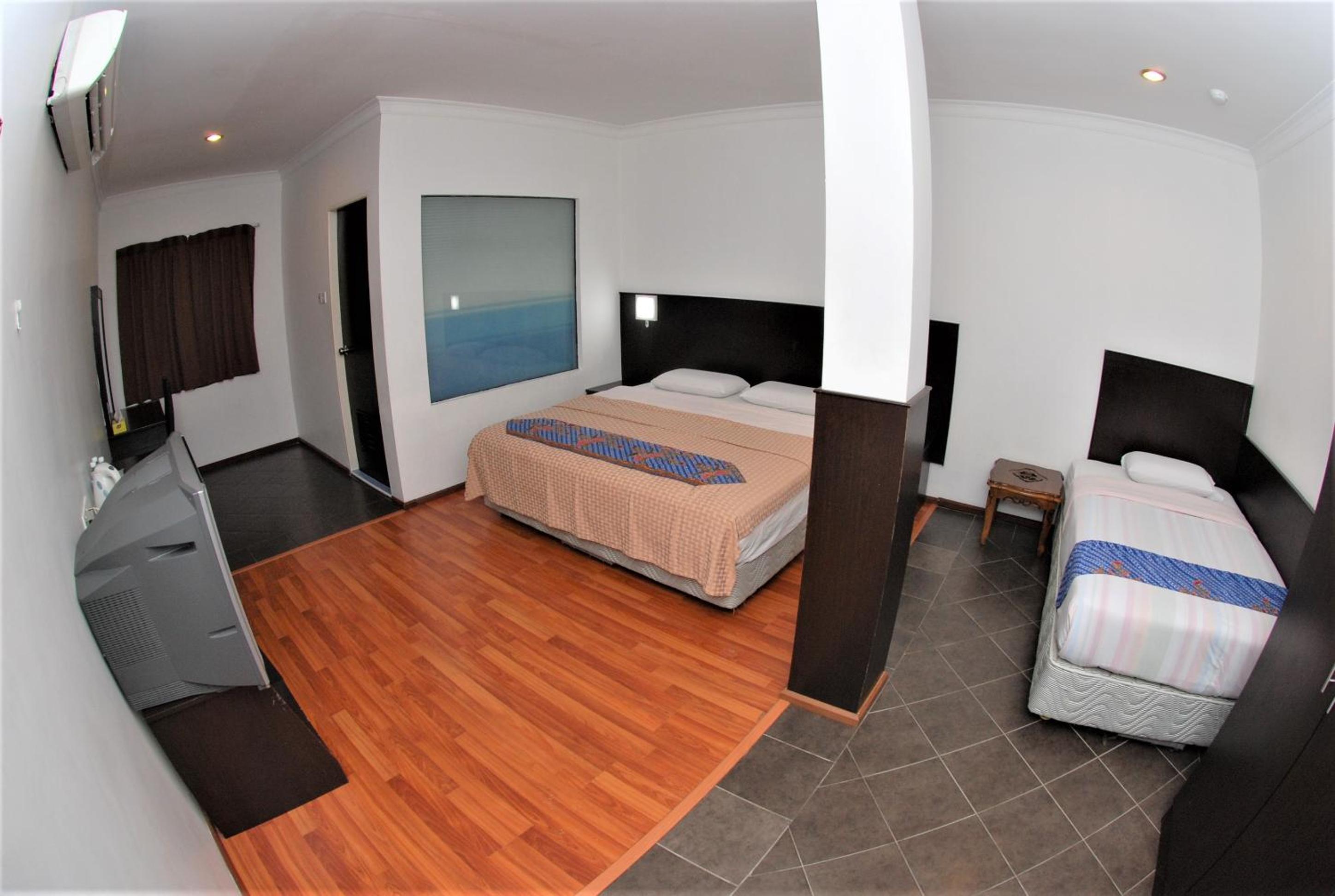 Family Room - Photo 4