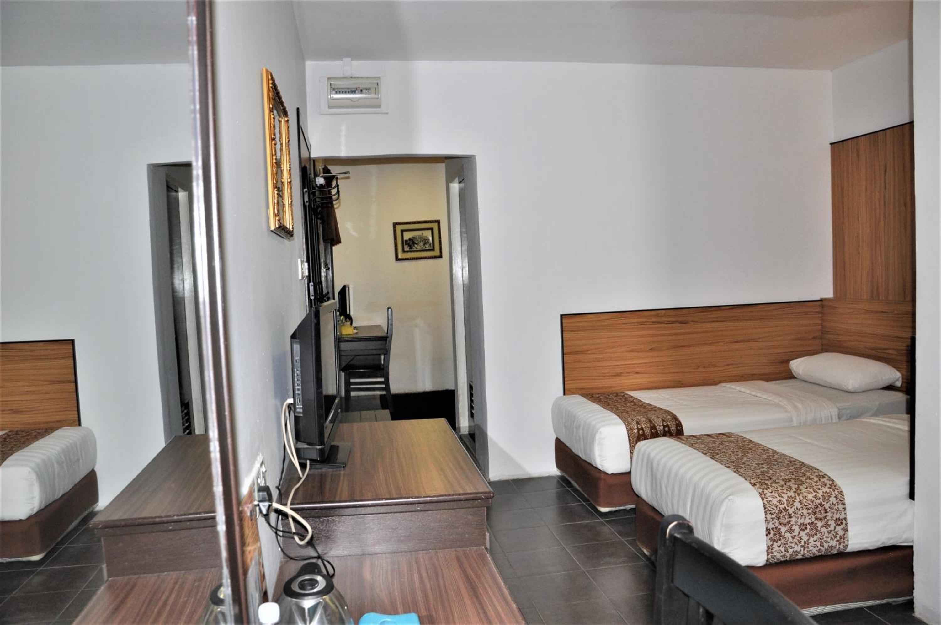 Family Room - Photo 2