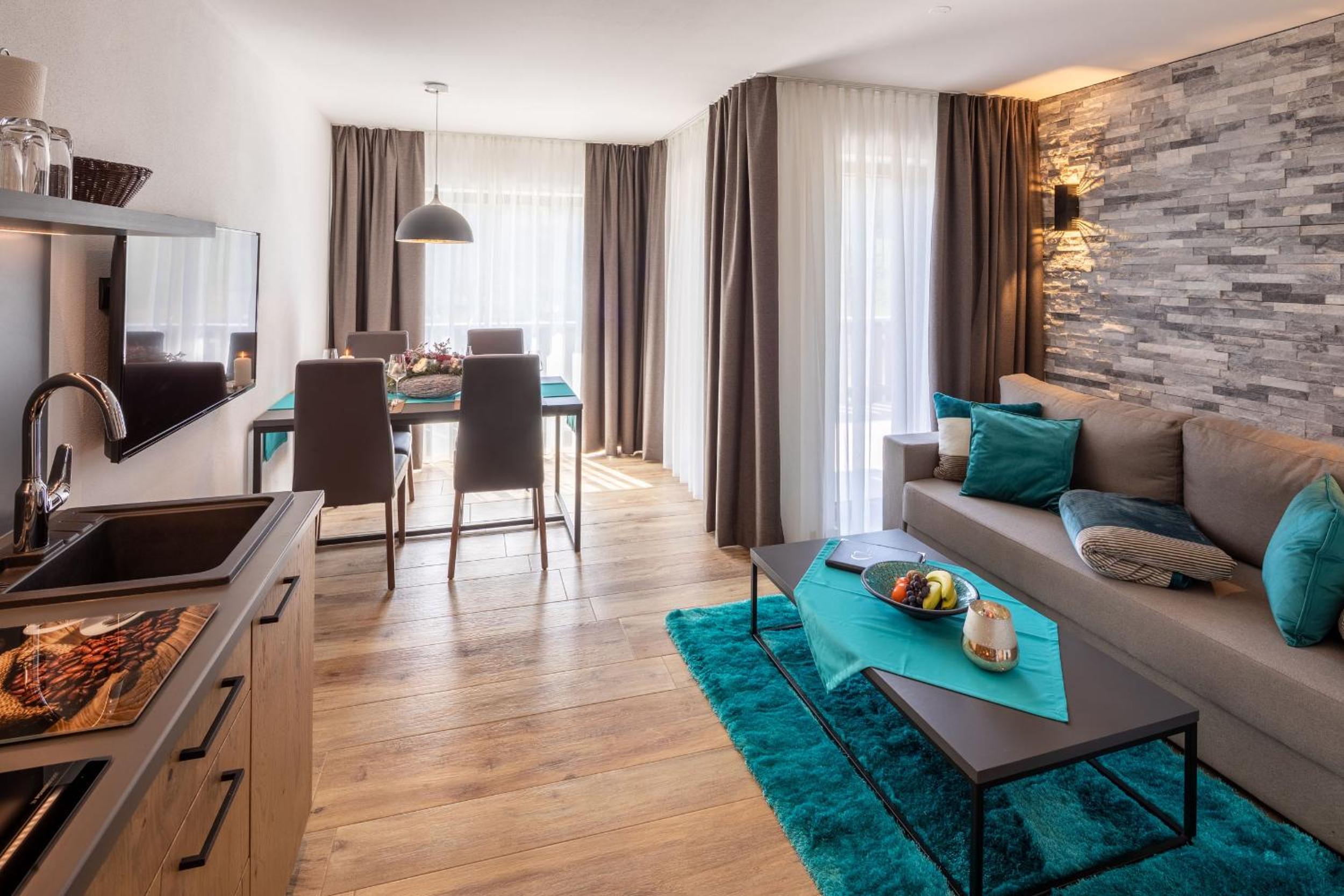 Deluxe Two-Bedroom Apartment with Garden View photo 3