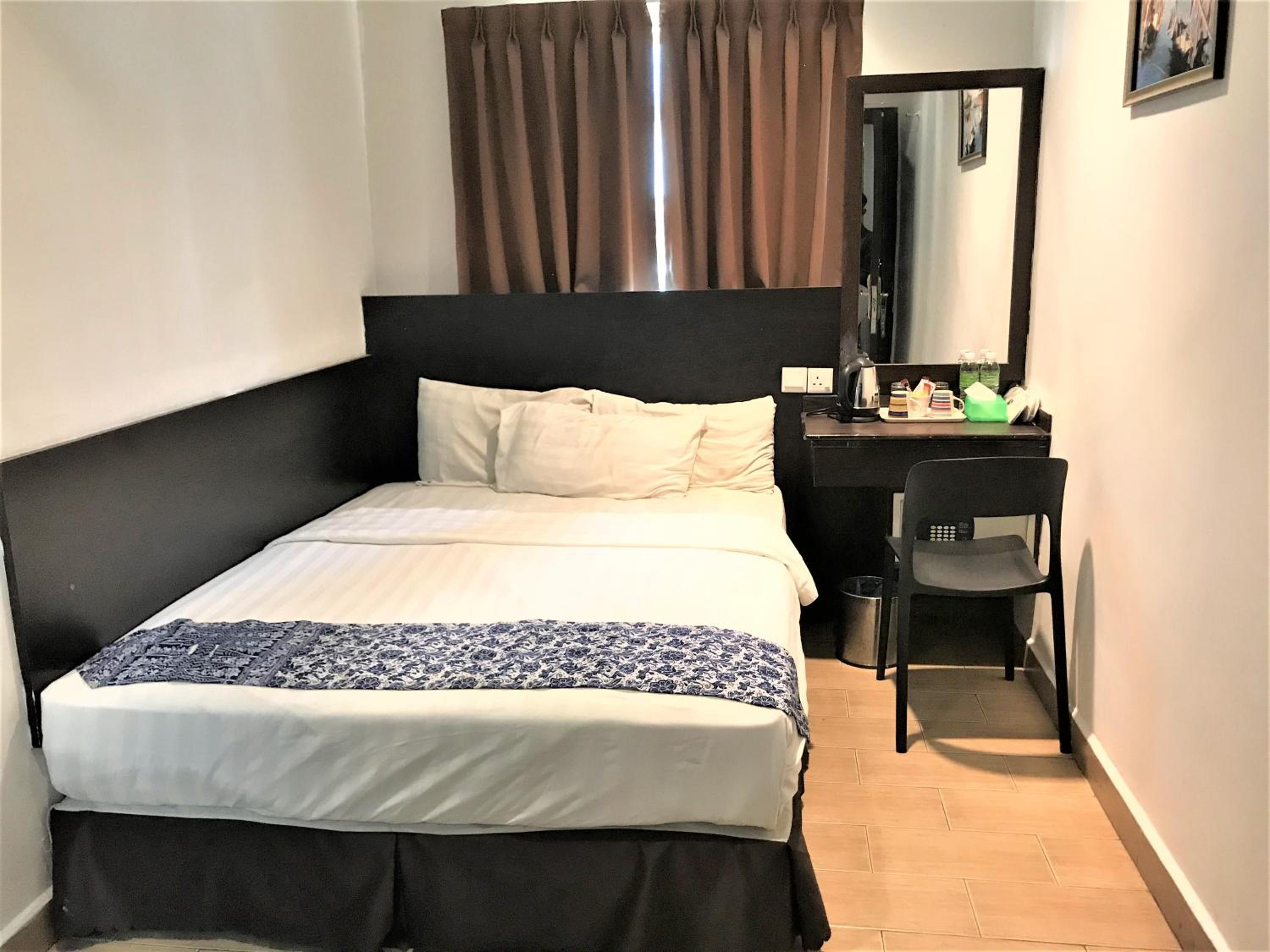 Queen Room photo 2