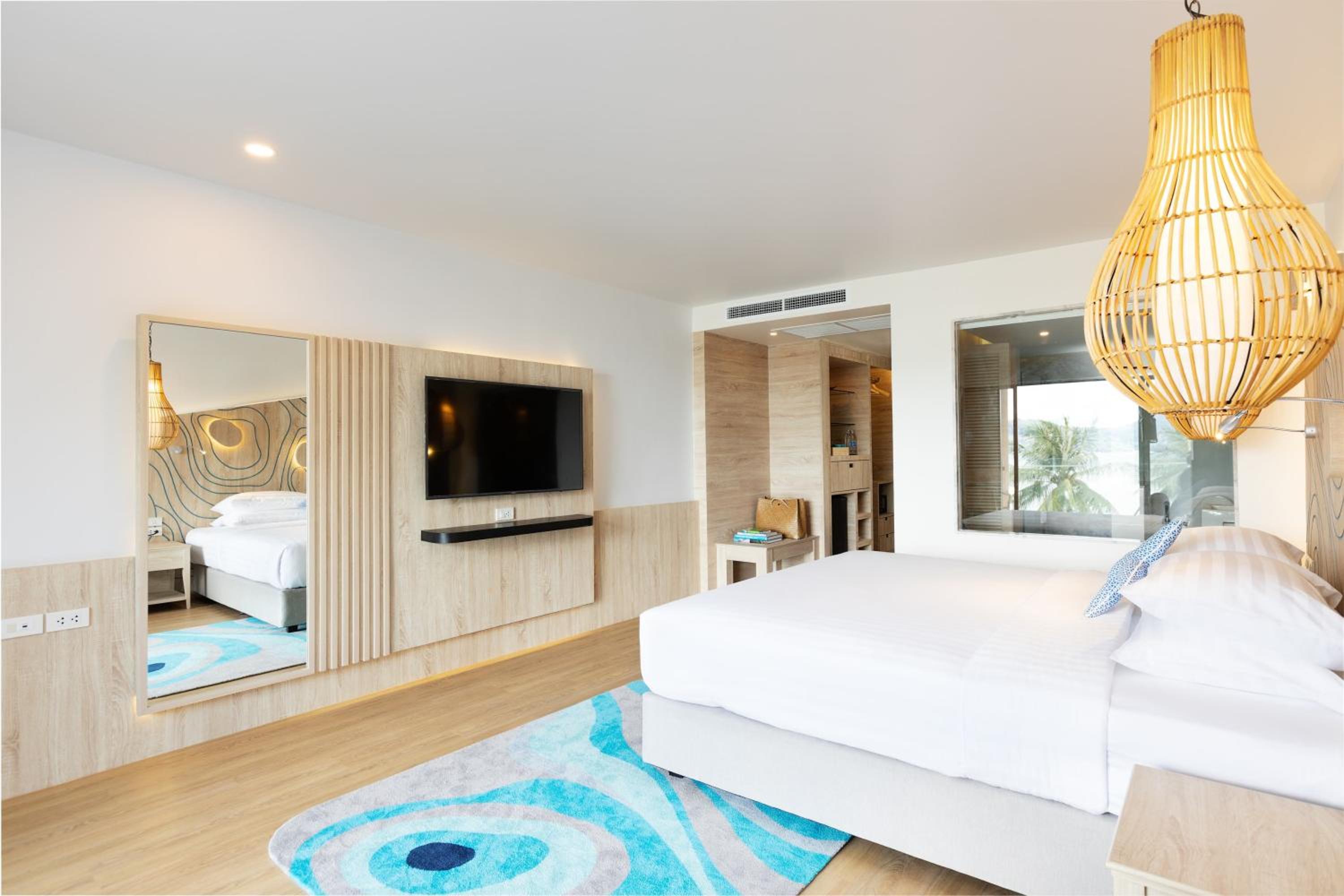 Deluxe Double or Twin Room with Balcony and Sea View - Photo 1