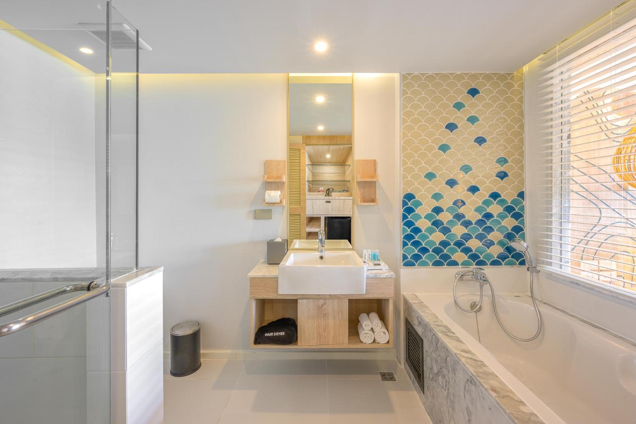 Deluxe Double or Twin Premier Room with Balcony and Sea View - Photo 6