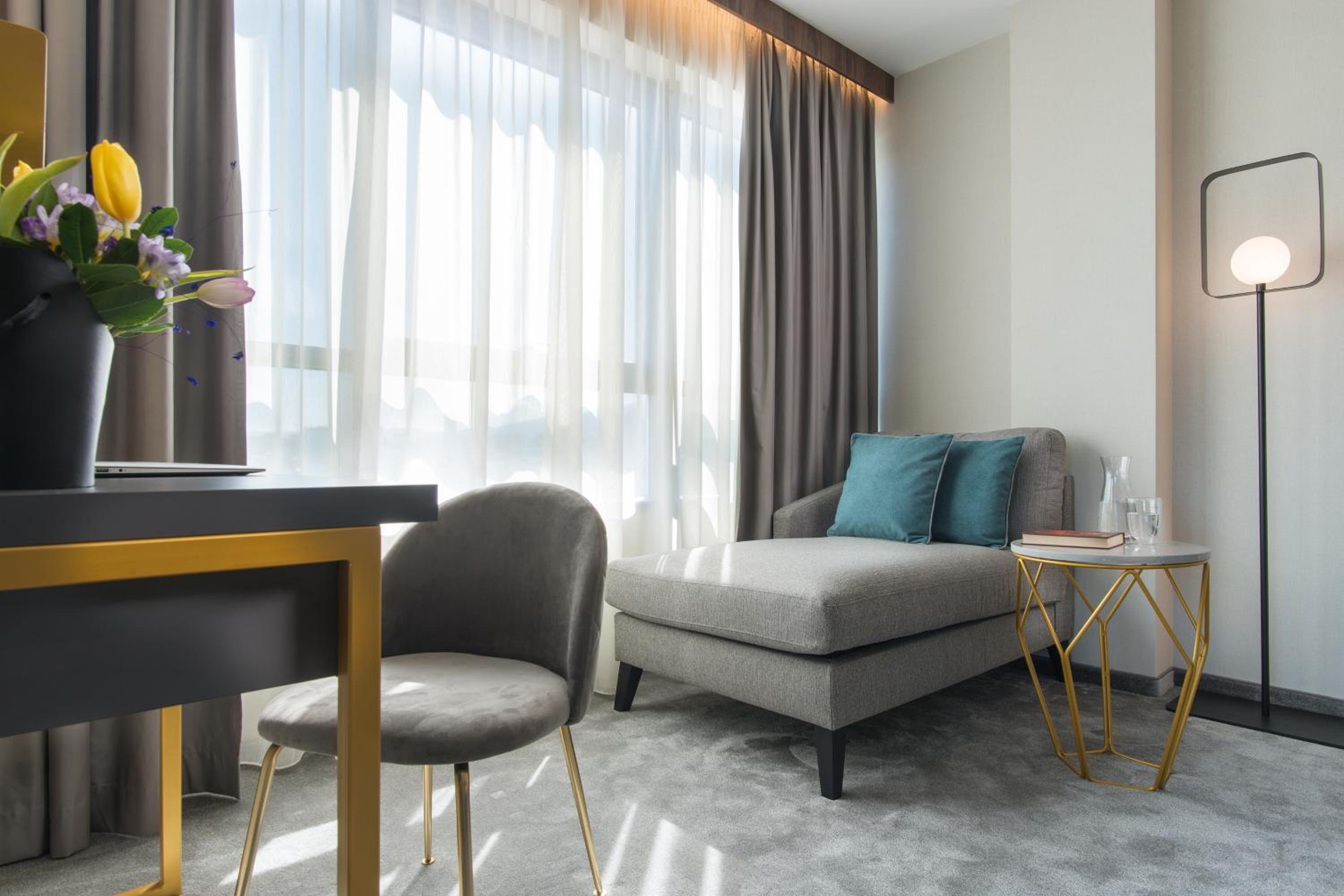 Panoramic One-bedroom Suite - High Floor - Photo 4