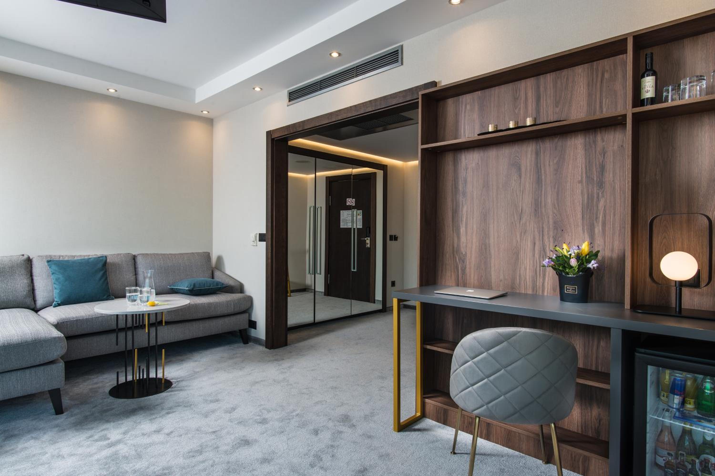 Panoramic One-bedroom Suite - High Floor - Photo 3