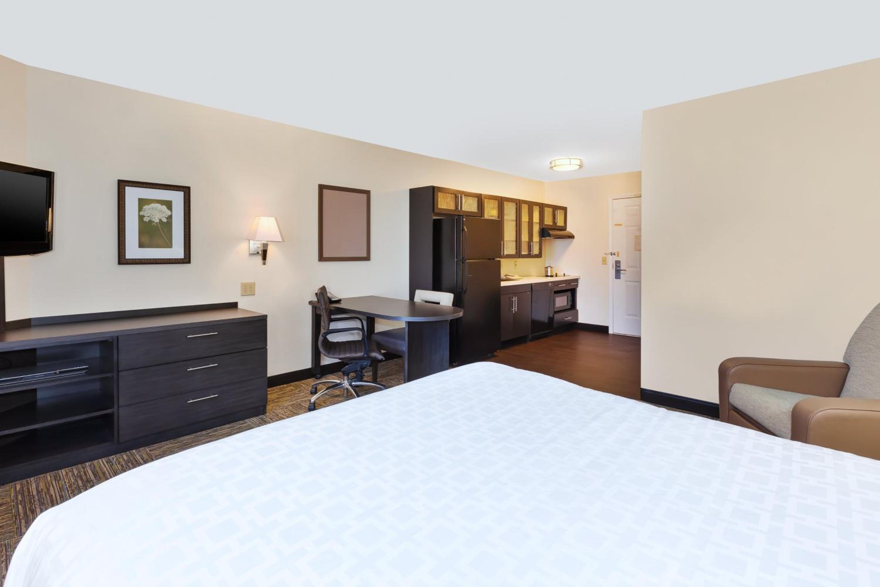 Queen Studio Suite - Photo 3