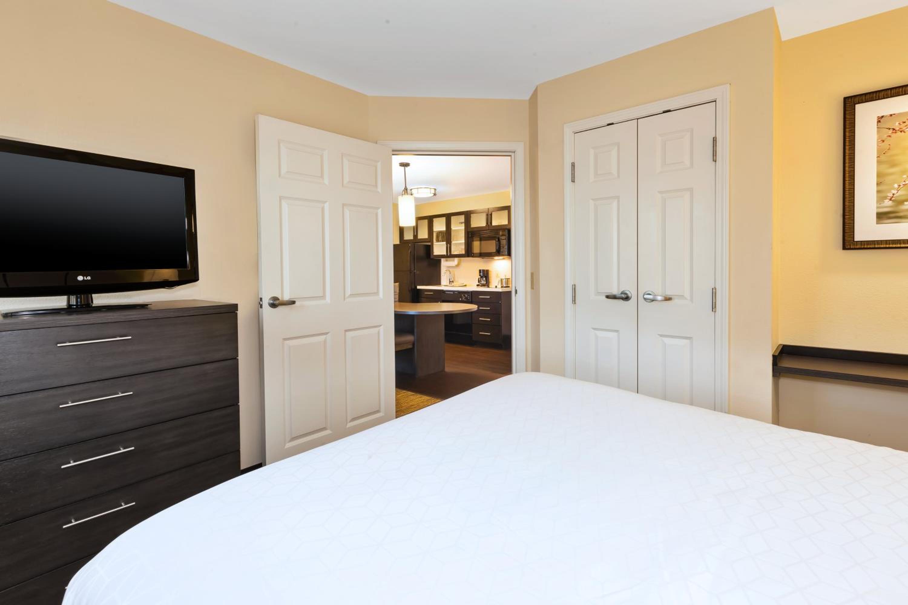One-Bedroom Suite - Photo 5