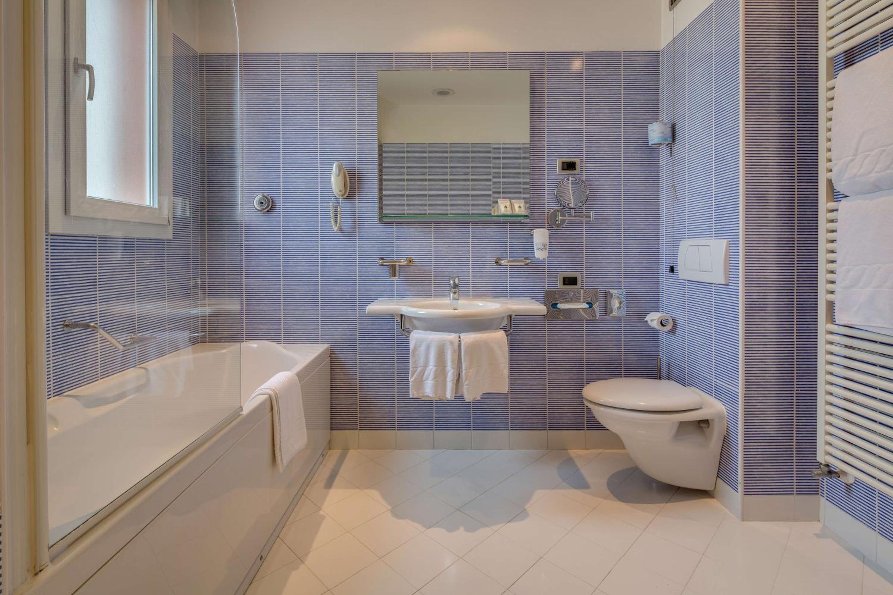 Classic Queen Room - Photo 10