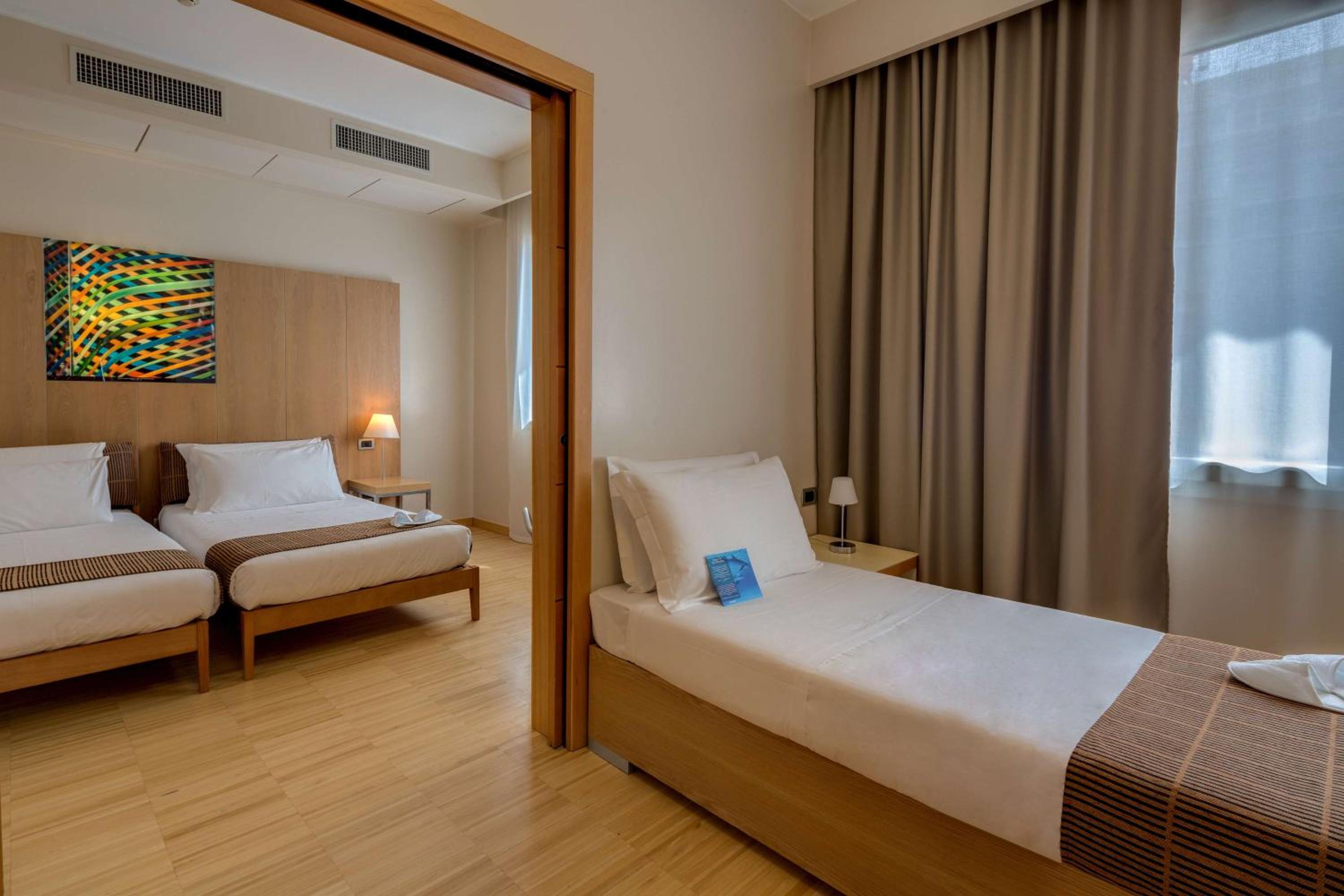 Classic Queen Room with Single Bed - Photo 9