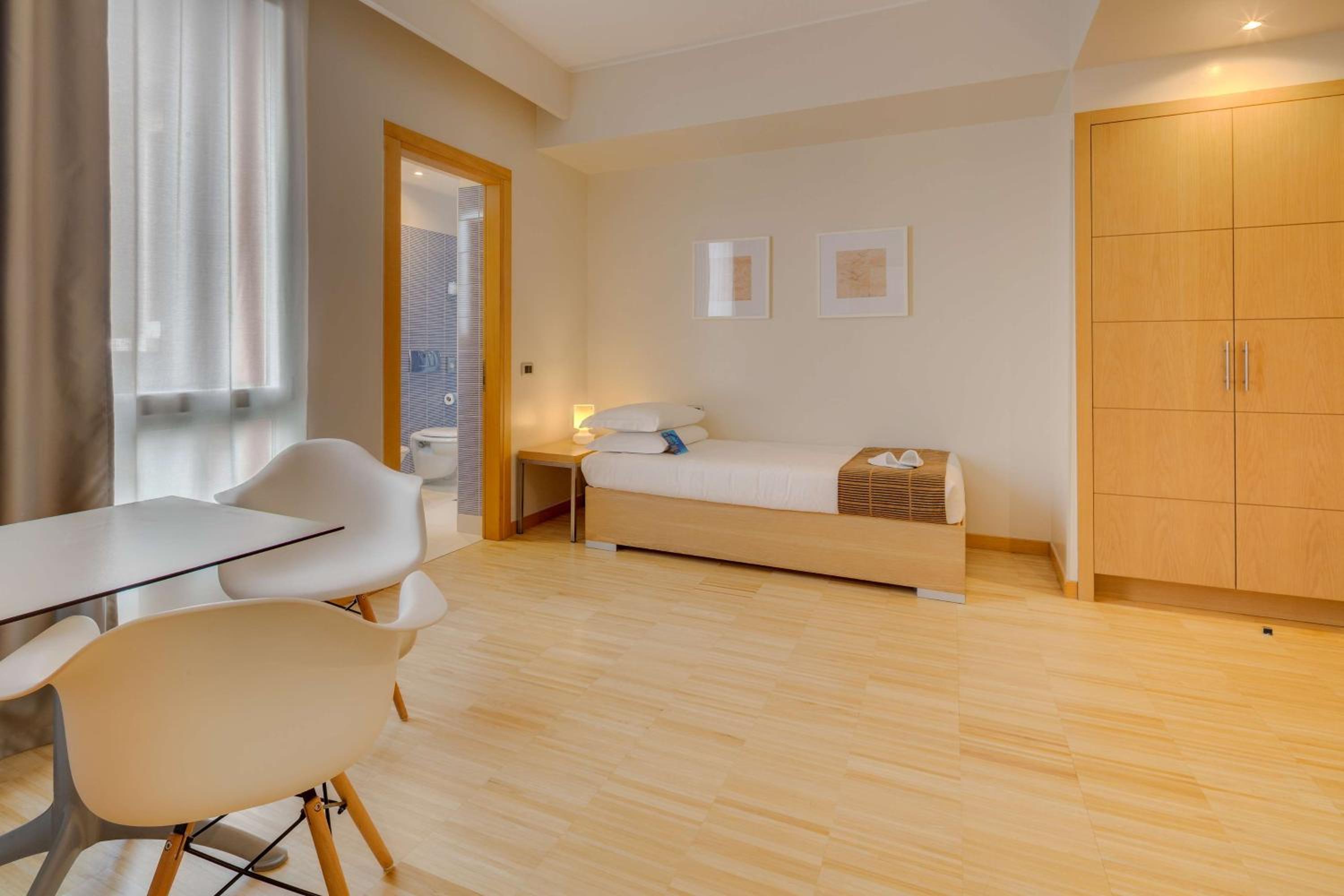 Classic Queen Room with Single Bed - Photo 2