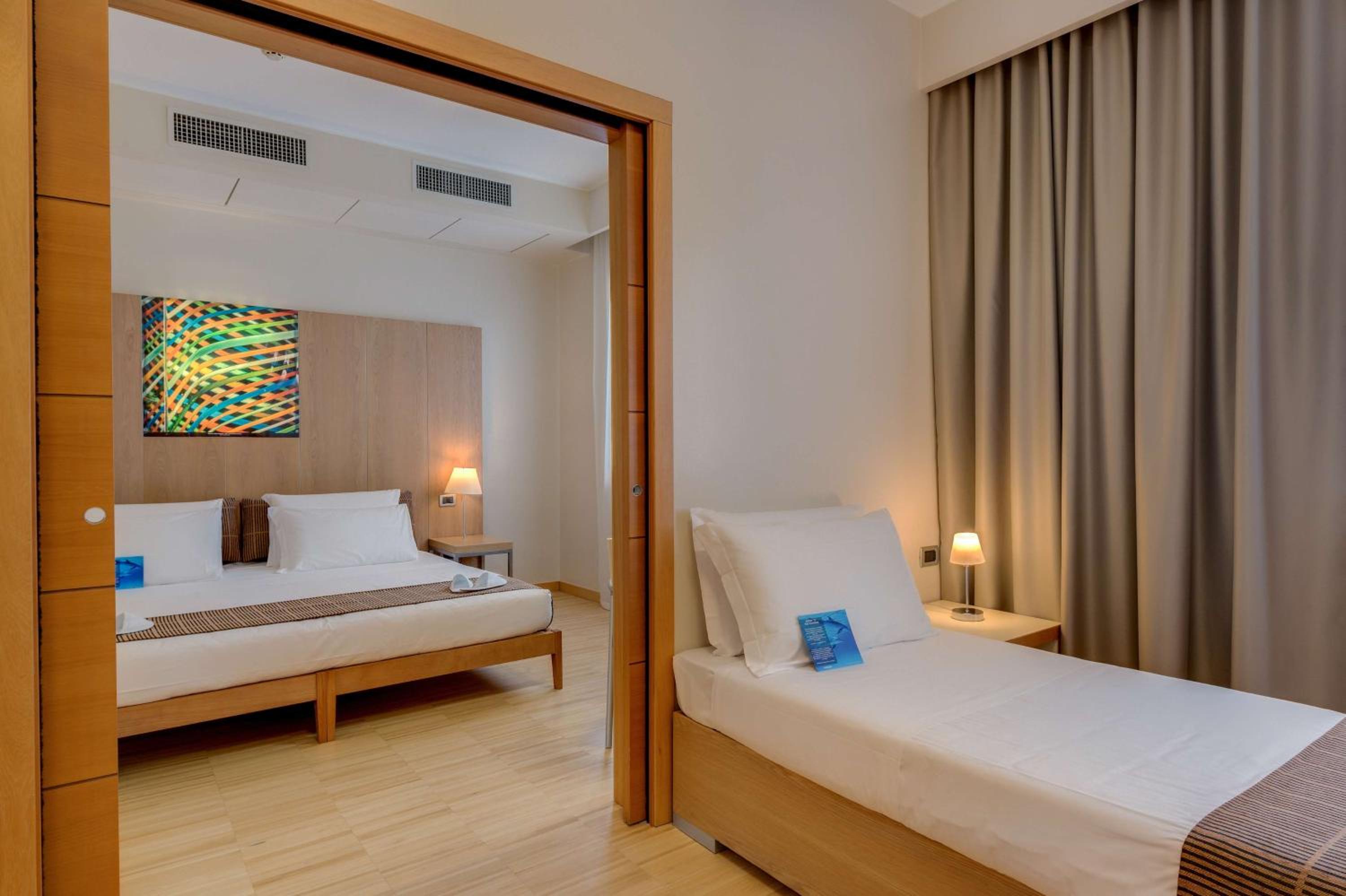 Classic Queen Room with Single Bed - Photo 7