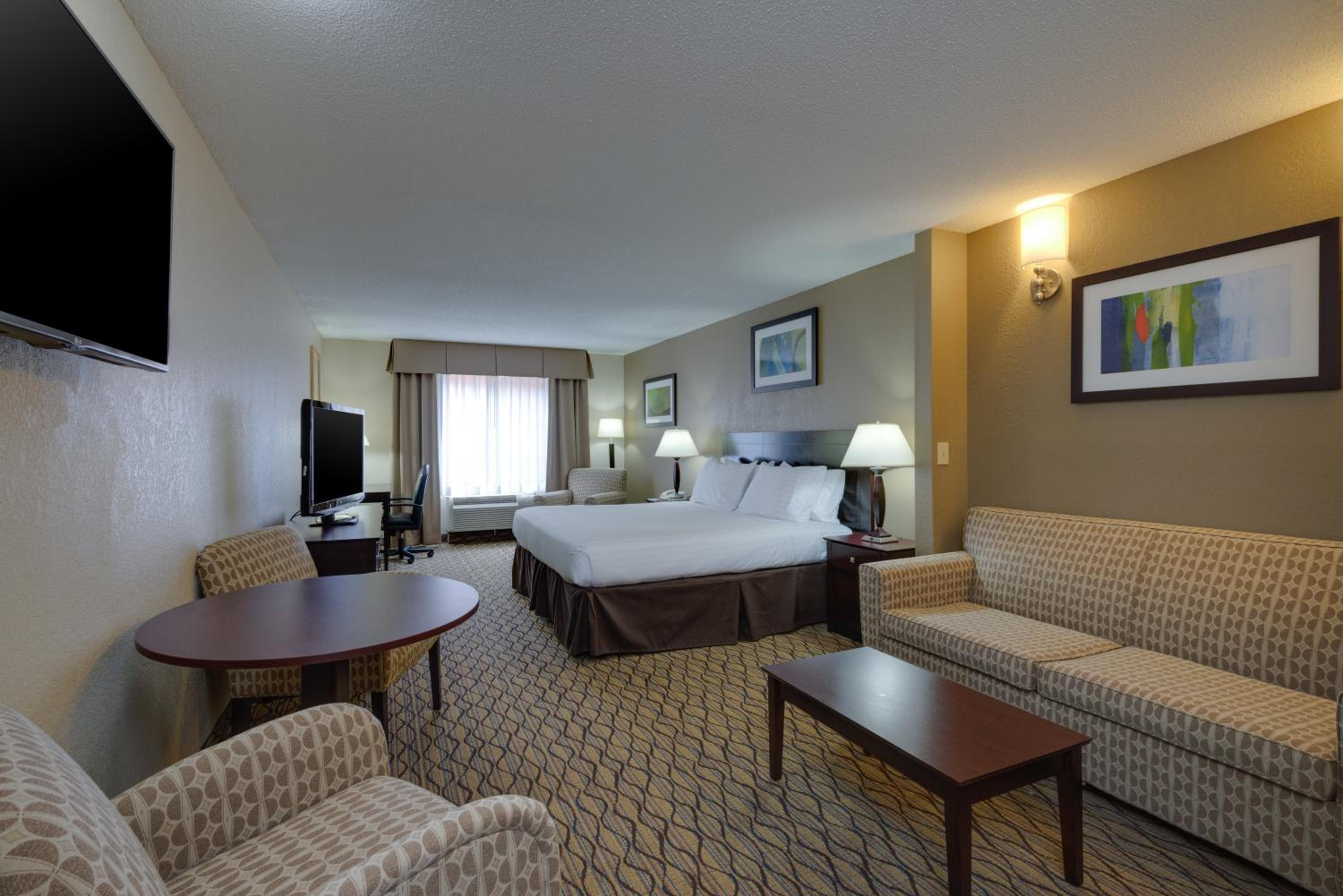 Standard King Room with Sofa Bed - Non-Smoking - Photo 3