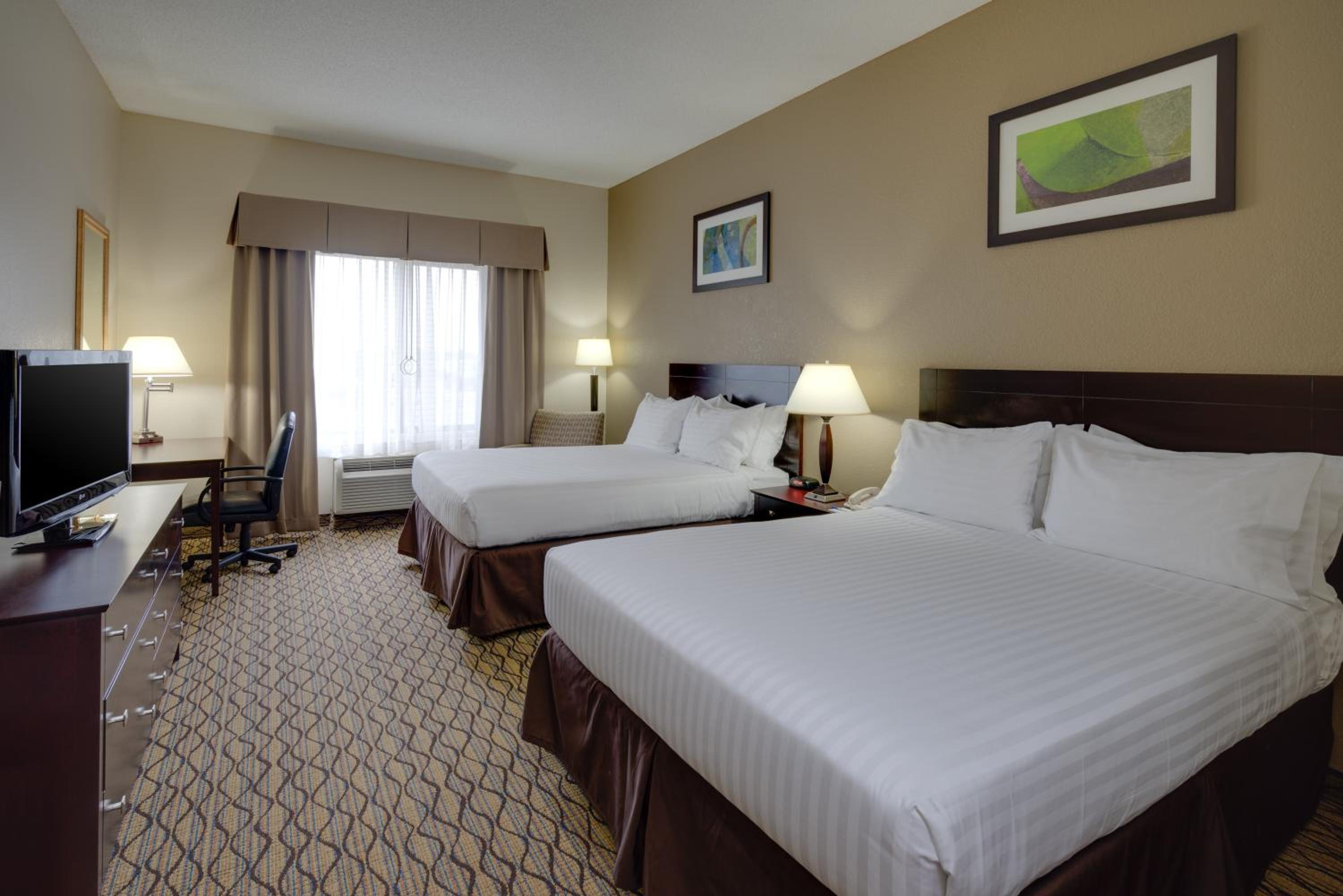 Standard Queen Room with Two Queen Beds - Photo 3