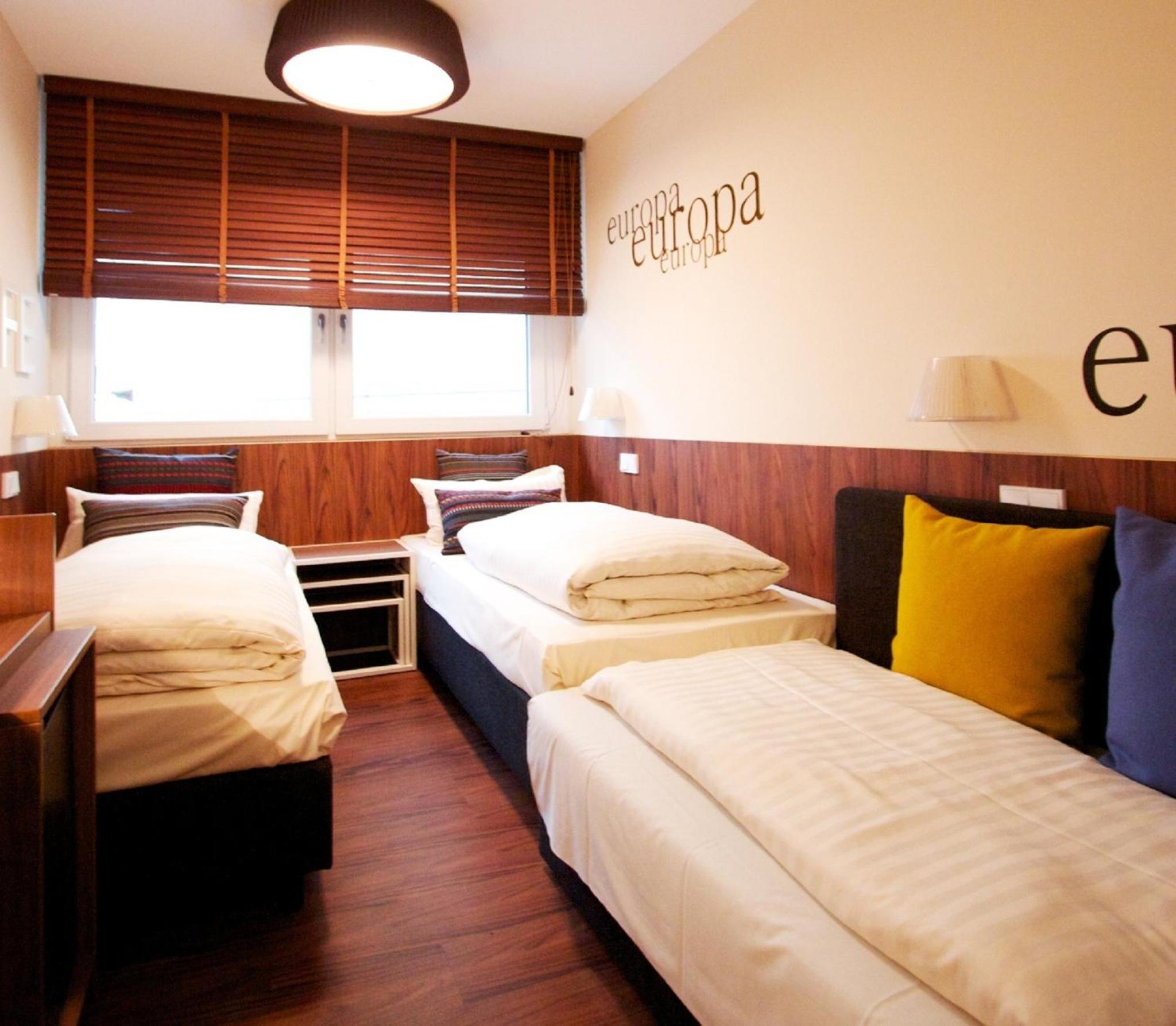 Economy Triple Room photo 2