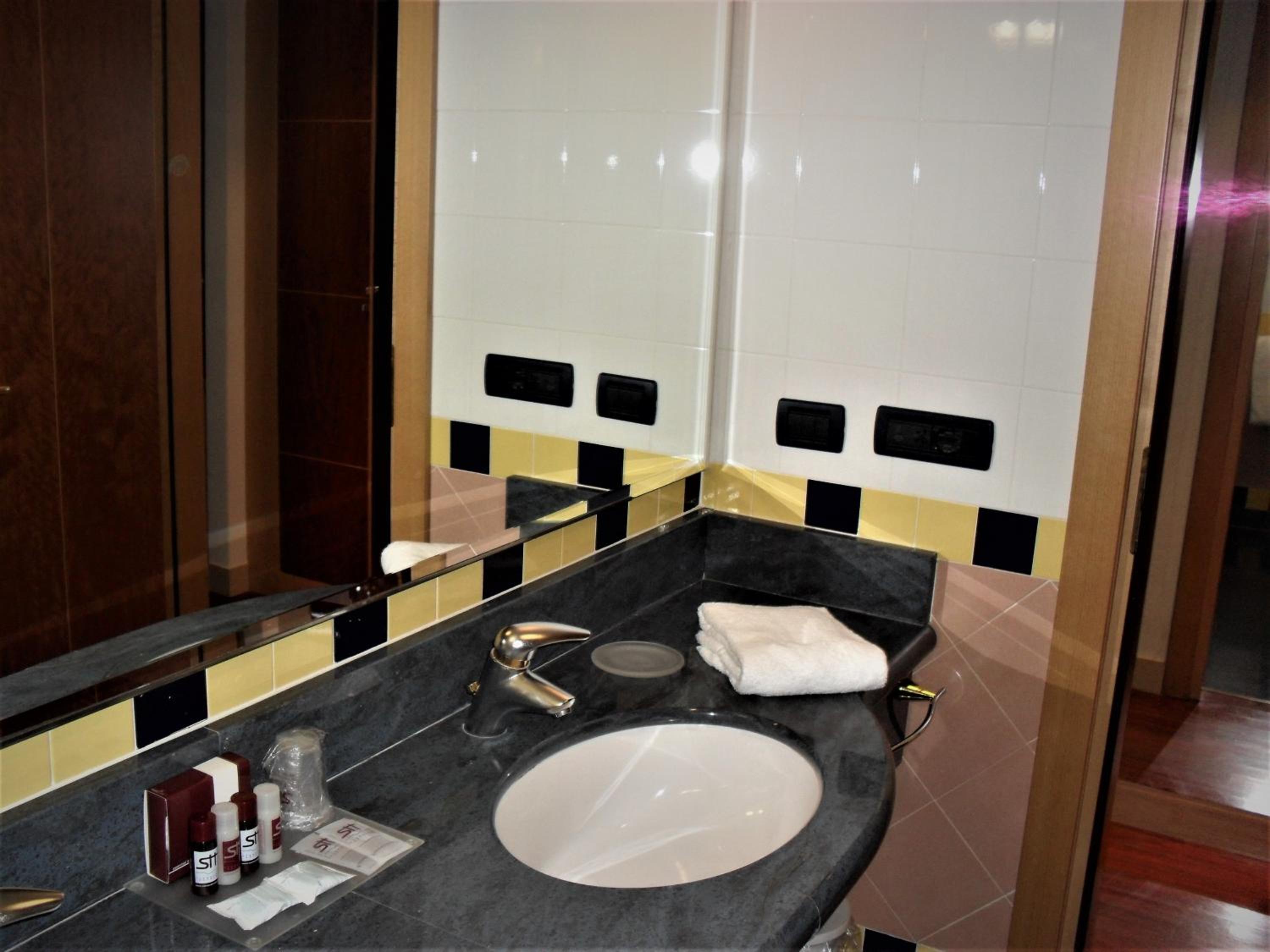 Double or Twin Room with Balcony photo 3