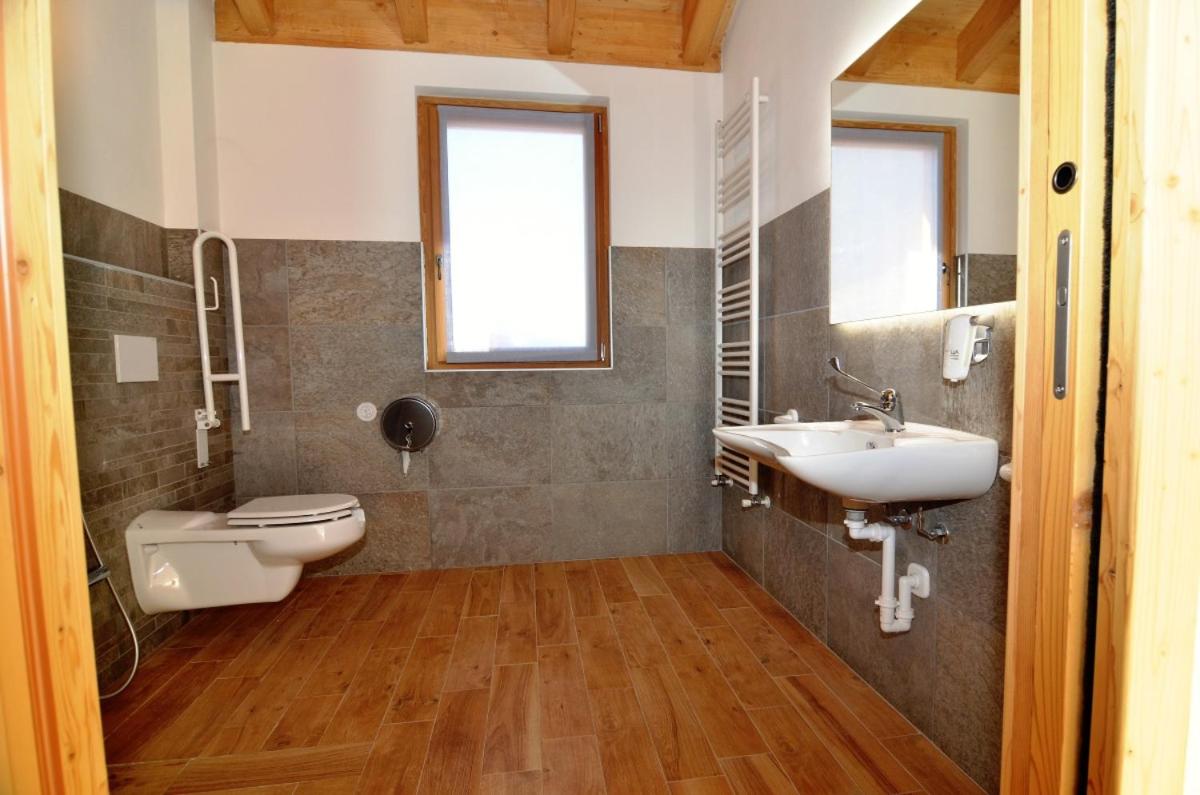 Twin Room with Private Bathroom photo 2