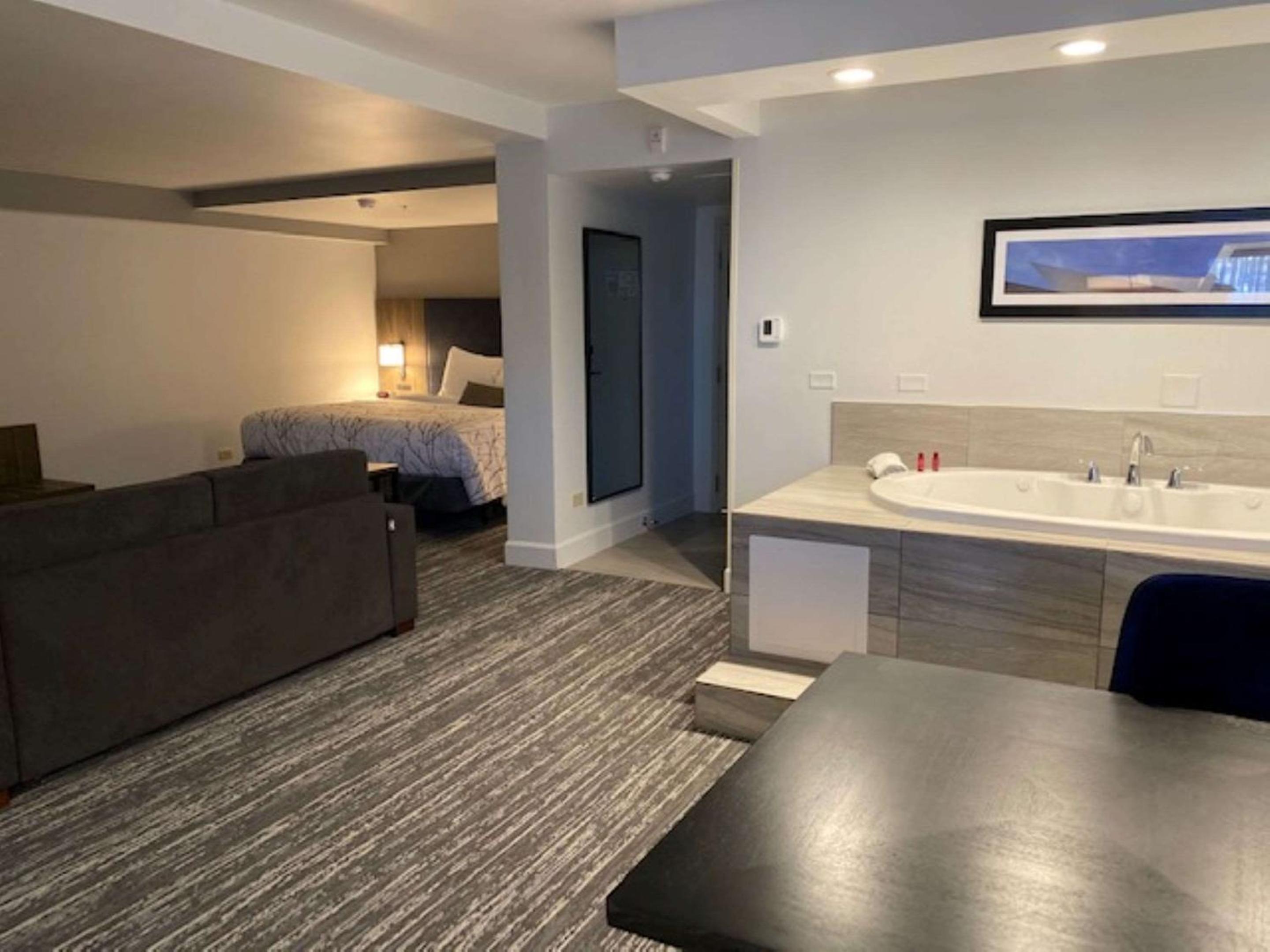 King Suite with Sofa Bed - Poolside