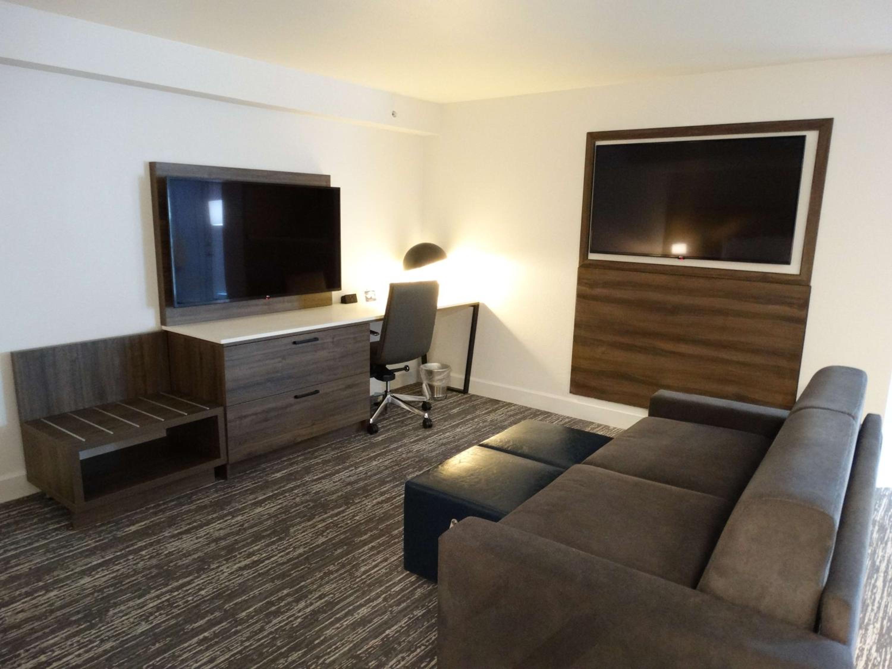 King Suite with Sofa Bed - Poolside thumbnail 5