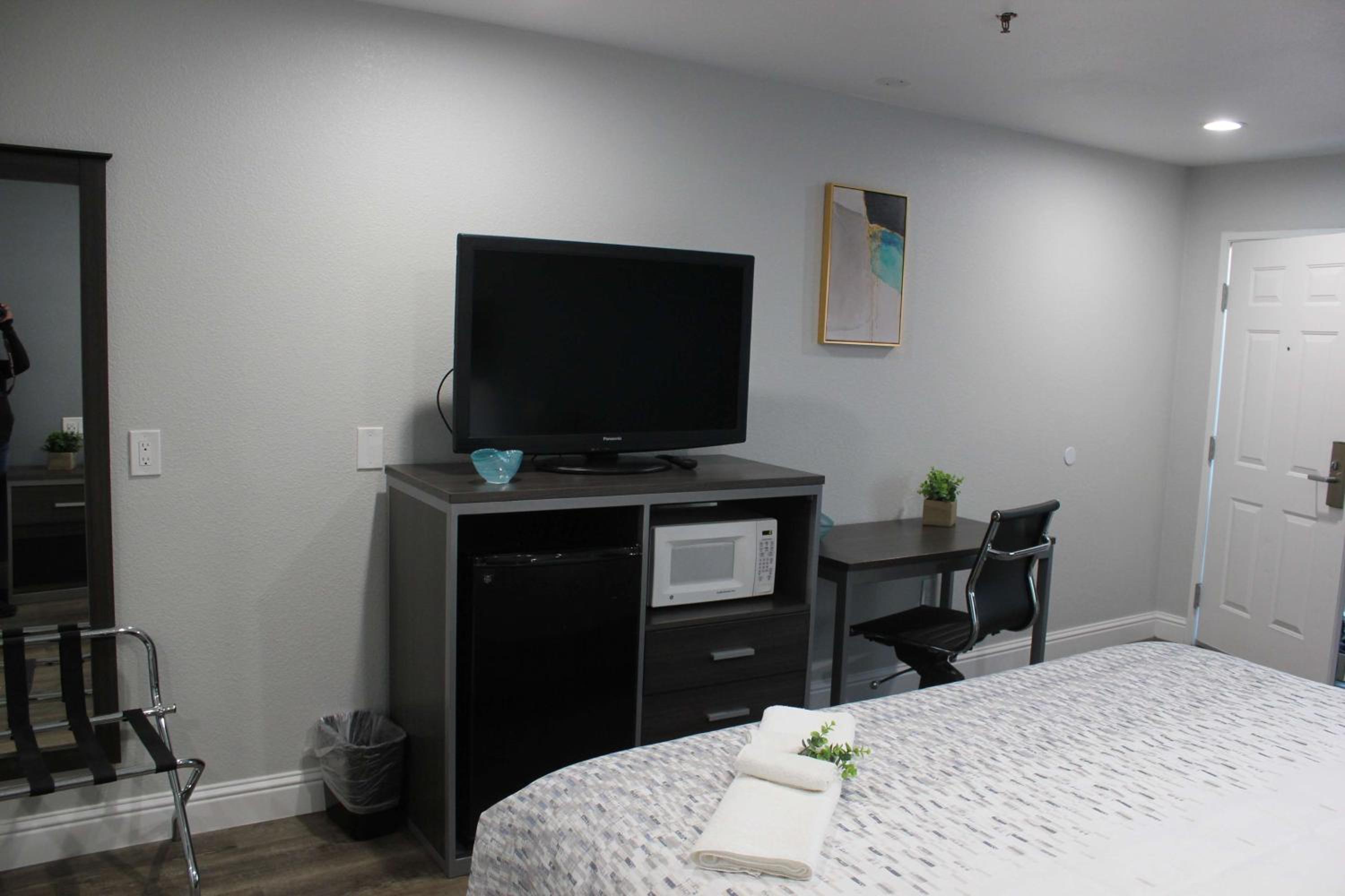 Queen Room with Two Queen Beds - Photo 7