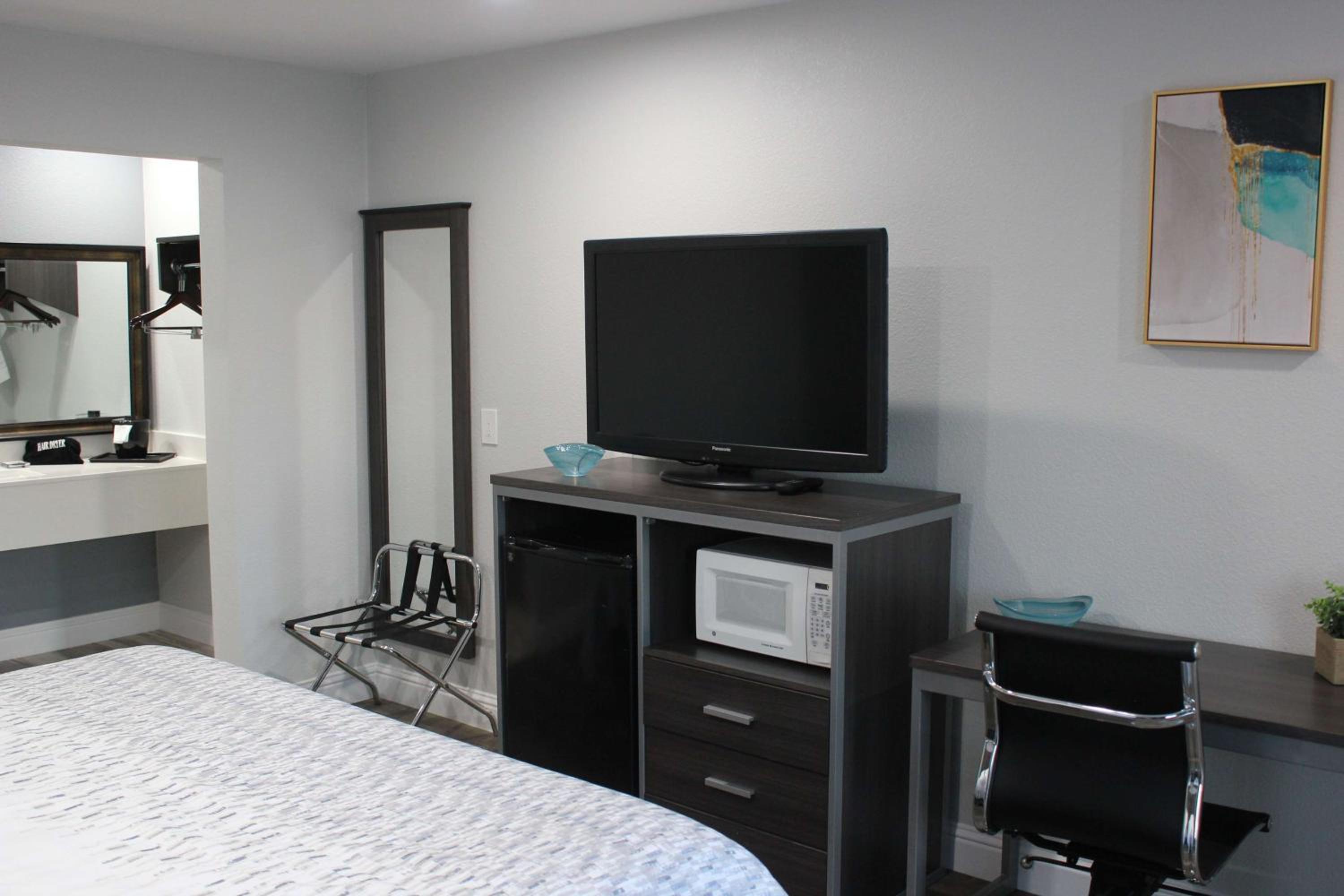 Queen Room with Two Queen Beds - Photo 1