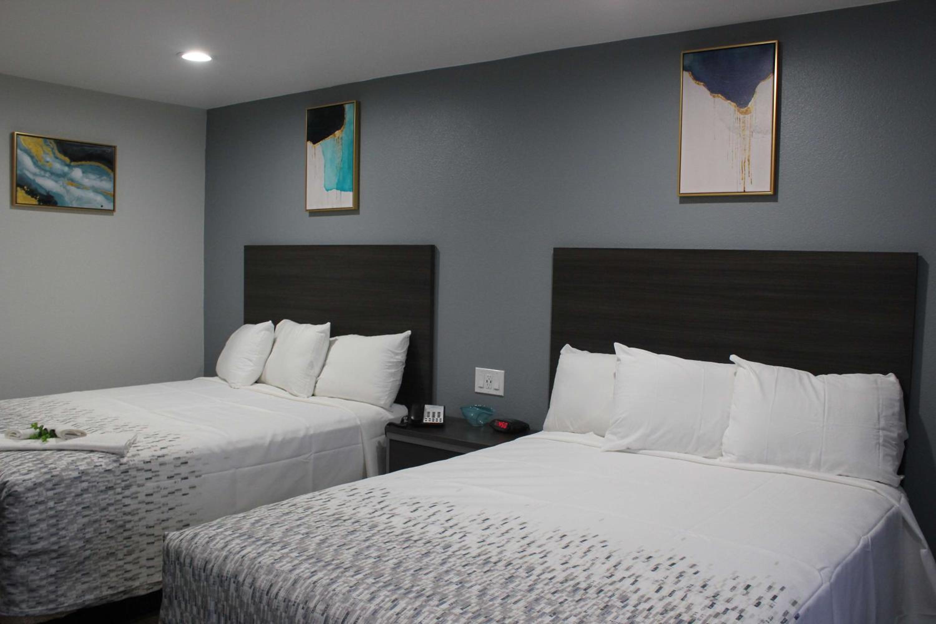 Queen Room with Two Queen Beds - Photo 6