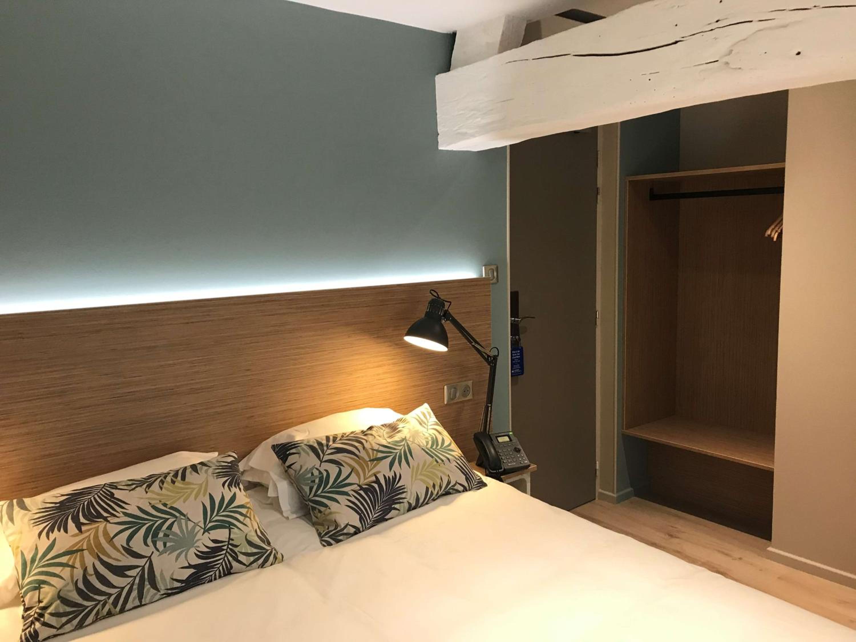 Comfort Queen Room - Street Side - Photo 8