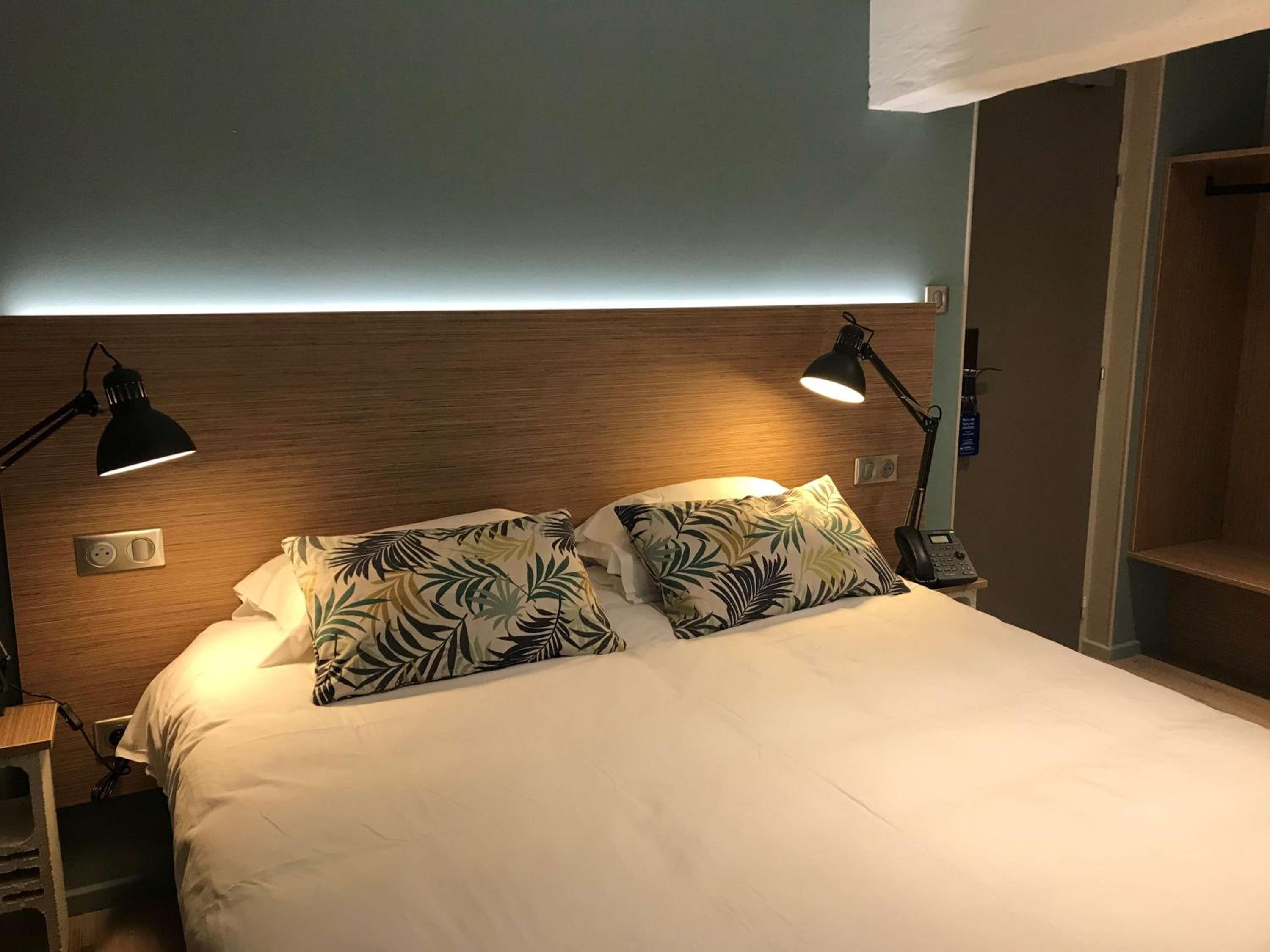 Comfort Queen Room - Street Side - Photo 9
