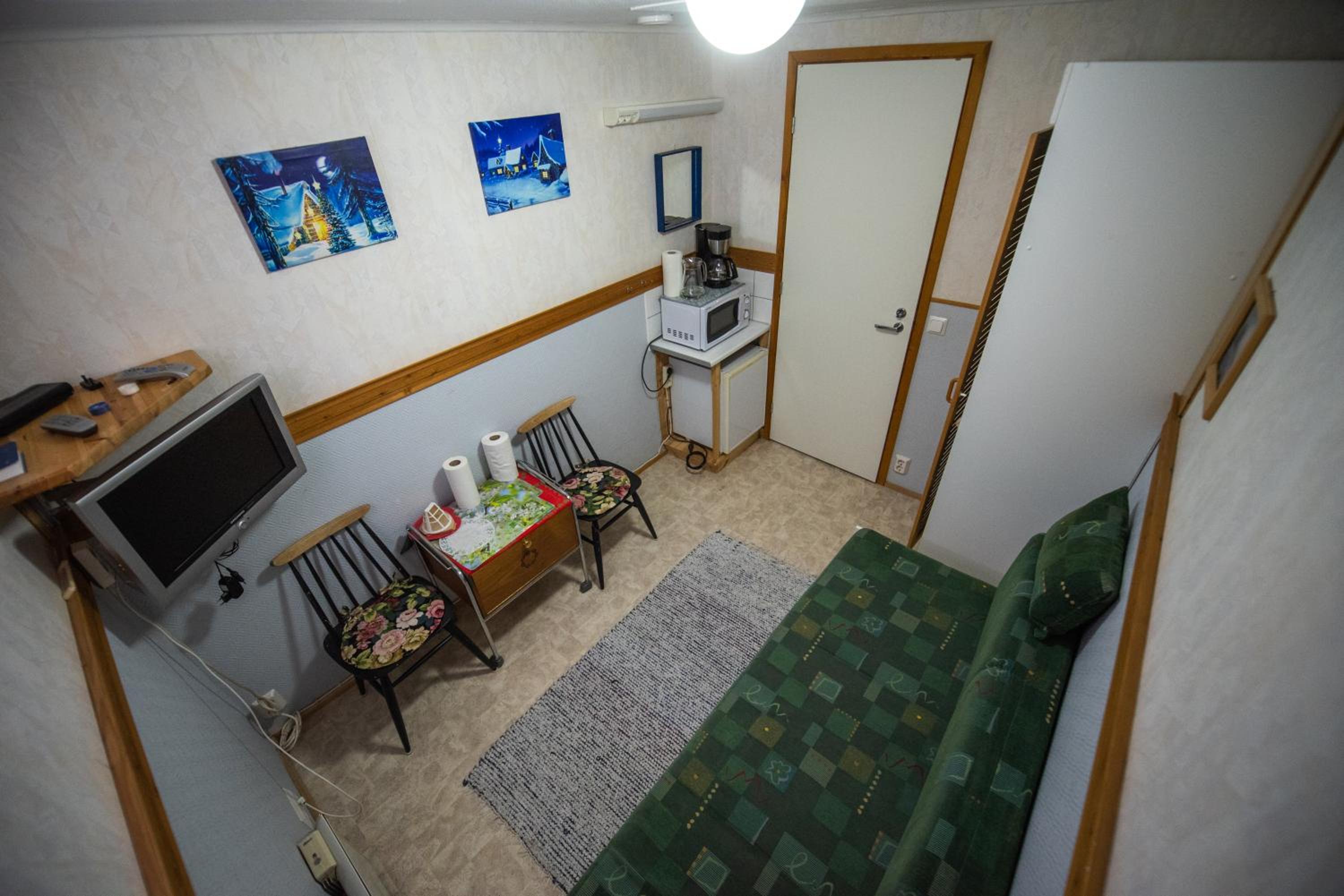 Single Room with Shared Shower and Toilet photo 2