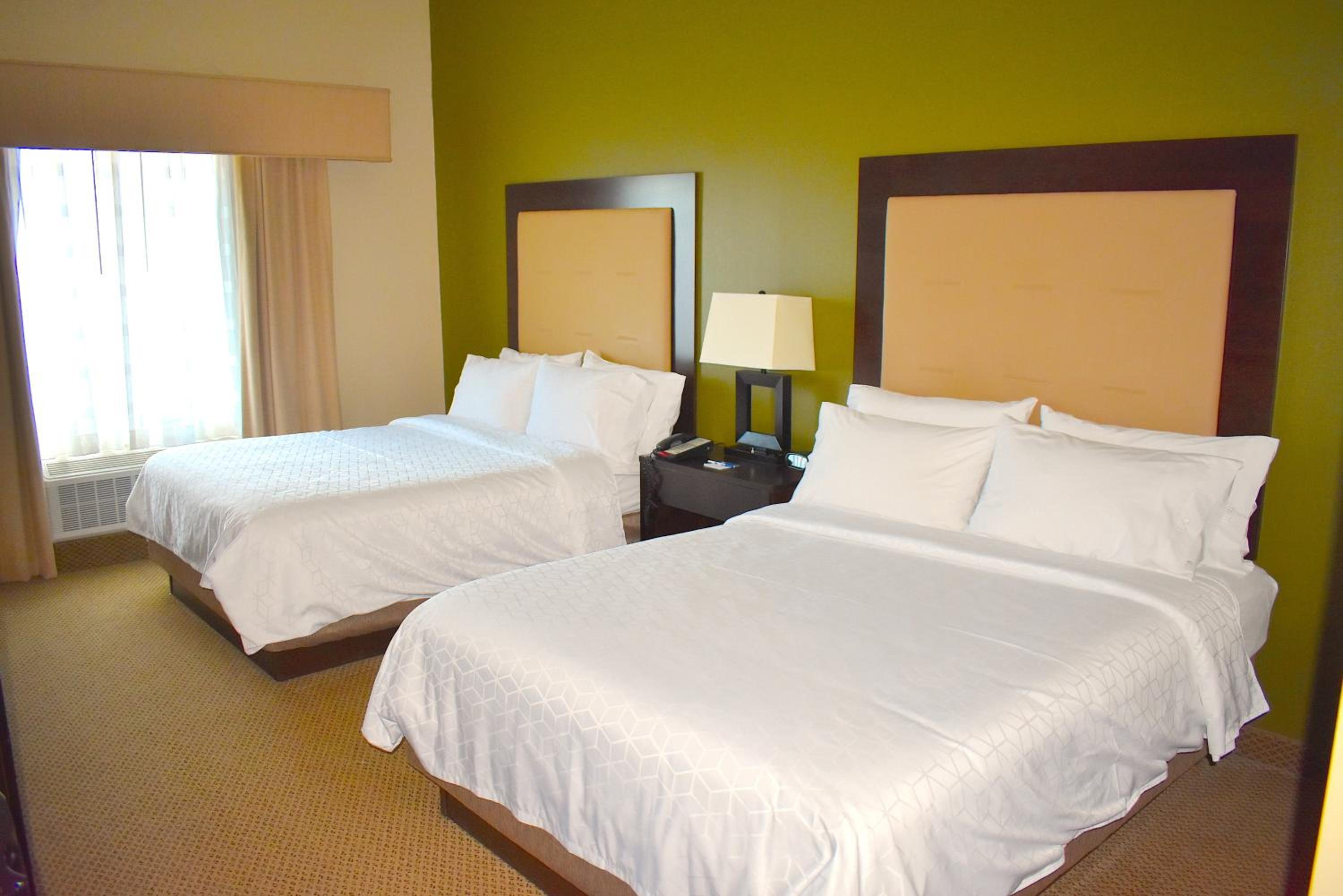 Standard Room with Two Queen Beds - Photo 3