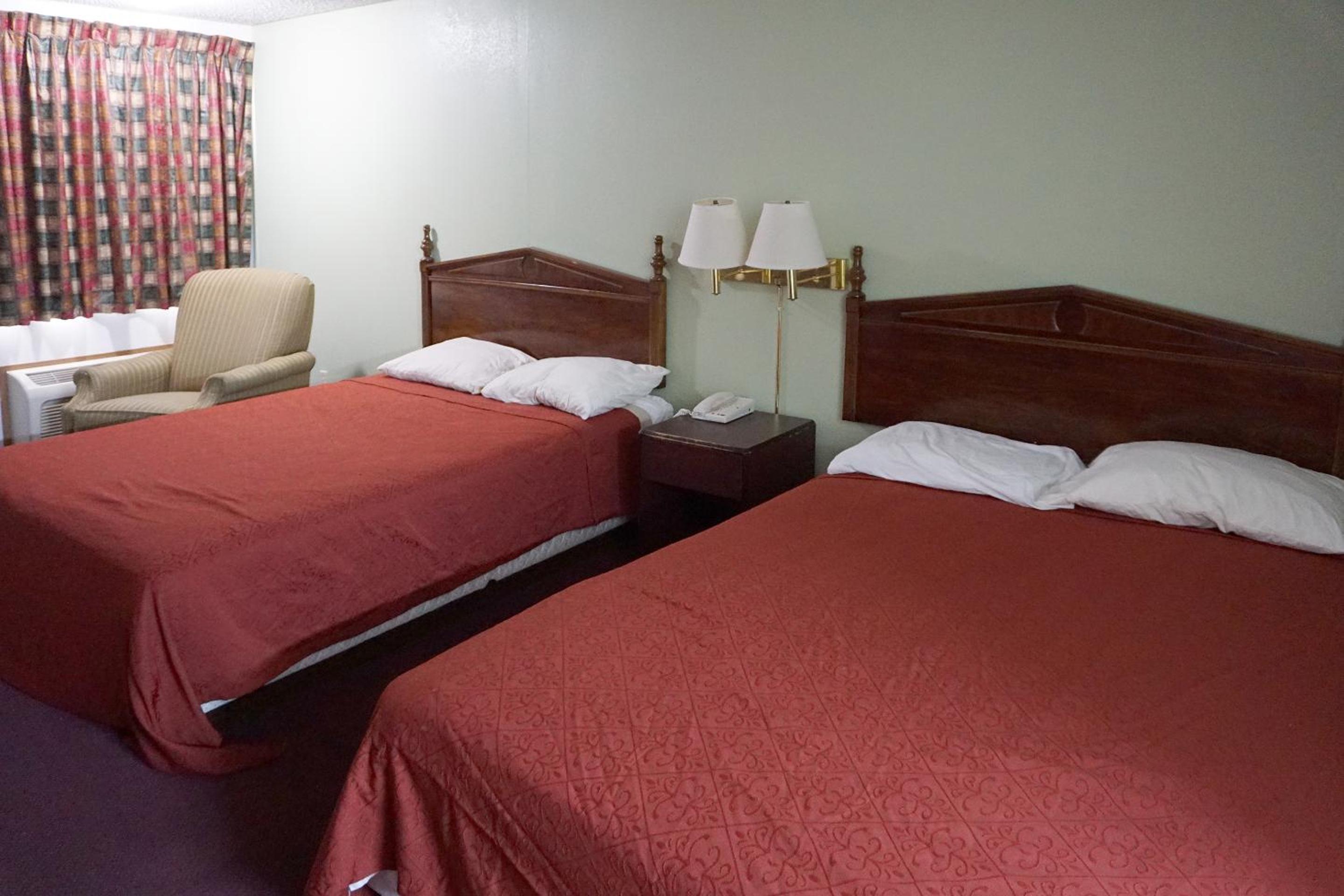 Queen Bed Non-Smoking photo 1