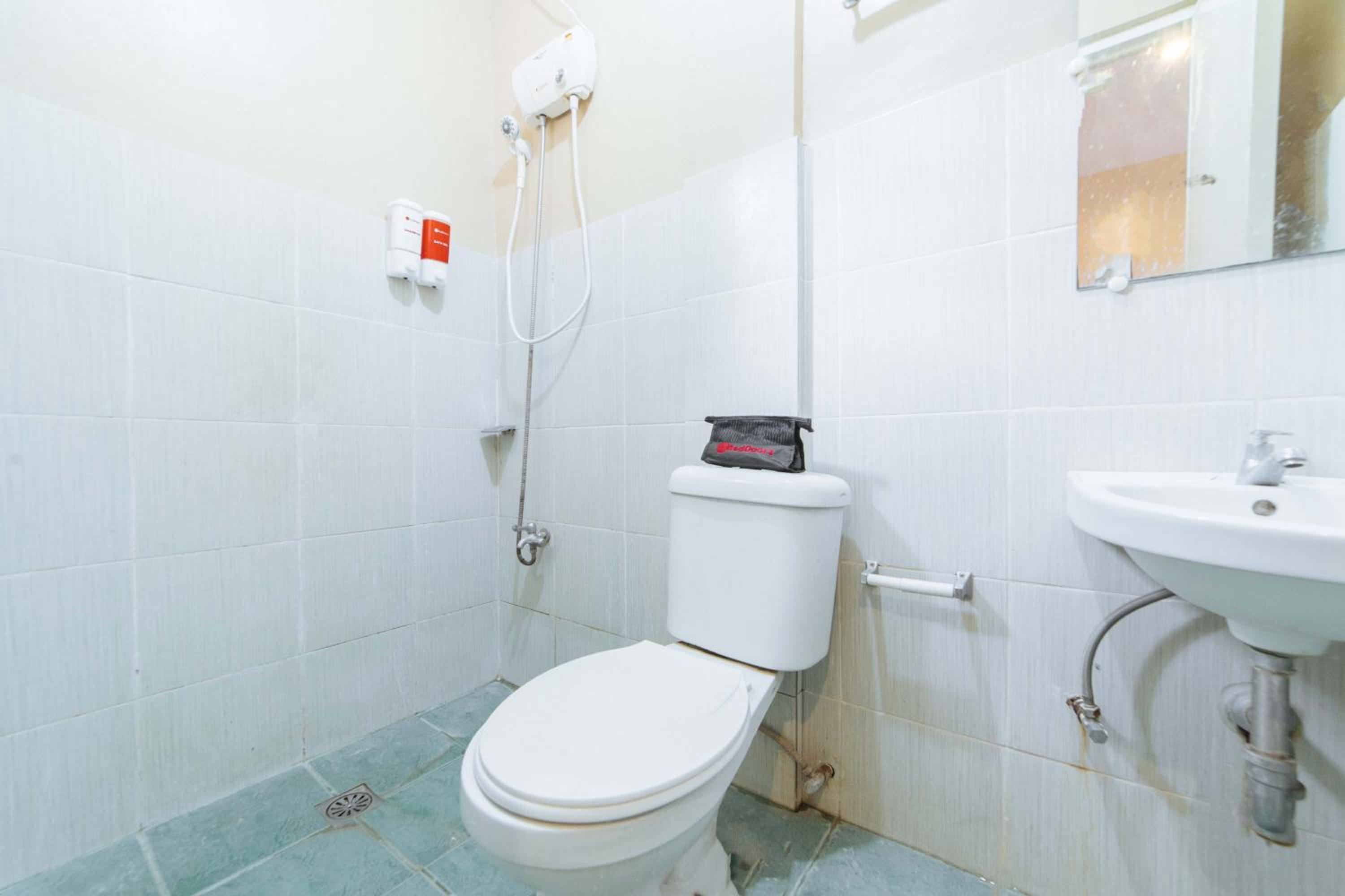 Standard Twin Room - Photo 6