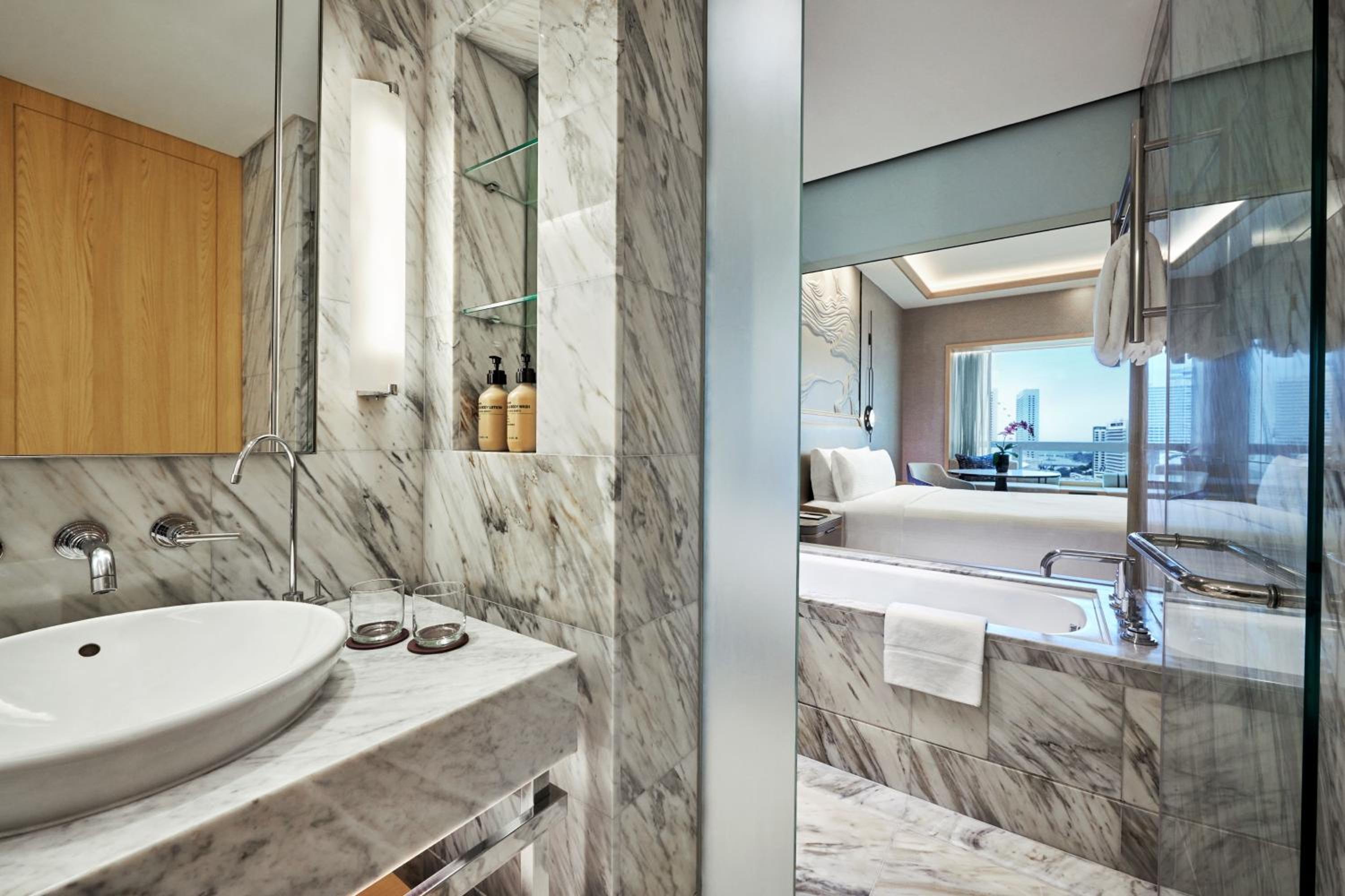 Premier King or Hollywood Twin Room (Newly Renovated)