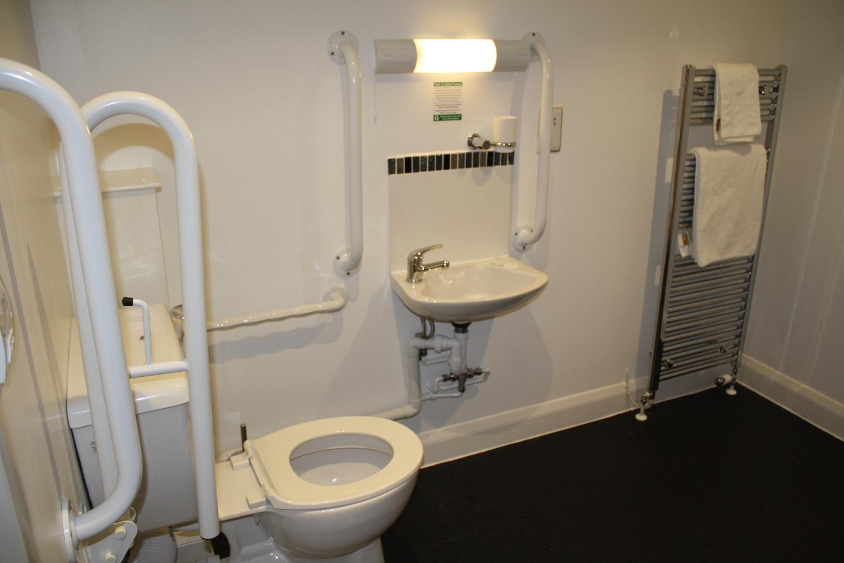 Single Room - Disability Access photo 3