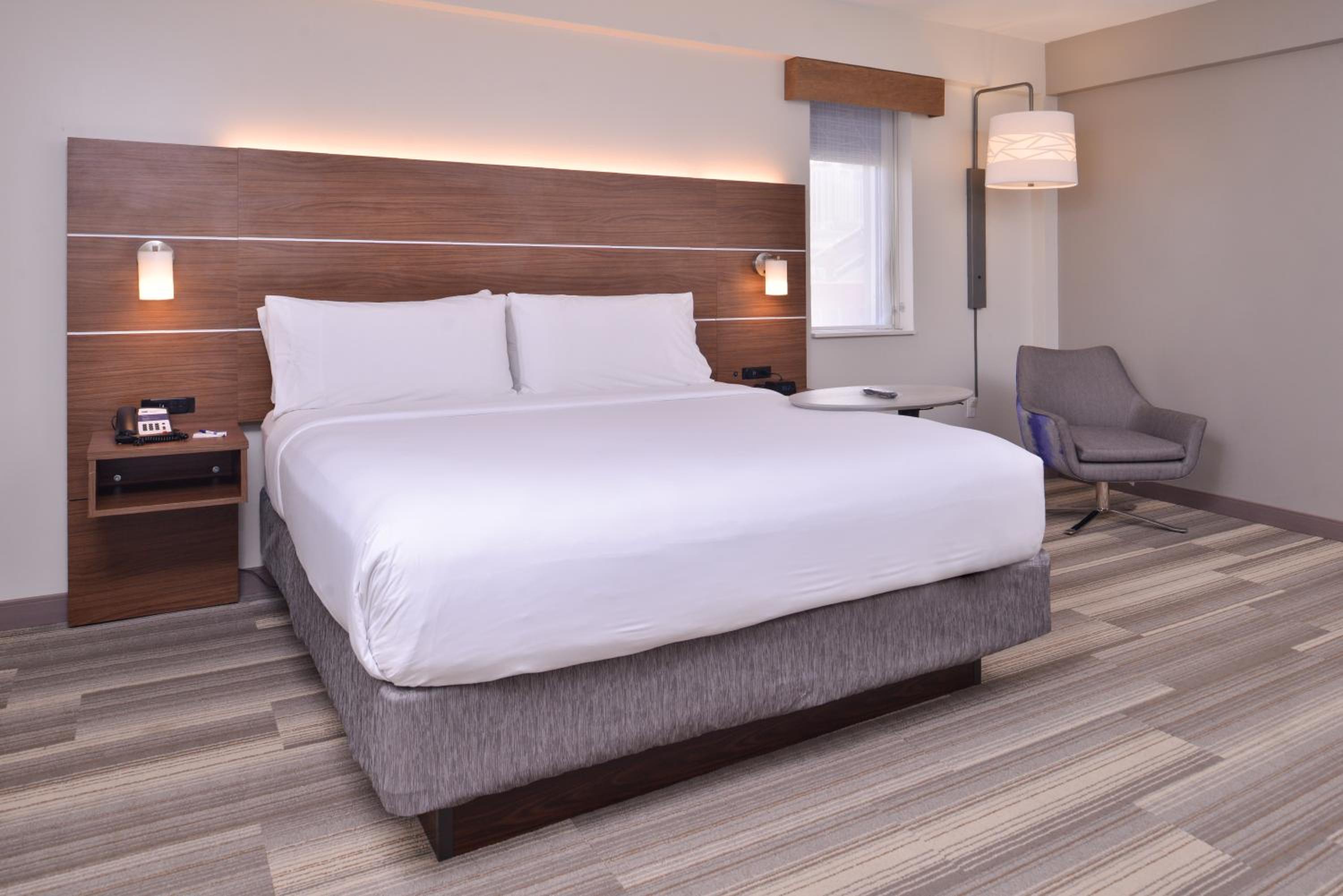 Standard King Room with Mobility Accessible Roll-In Shower - Photo 2