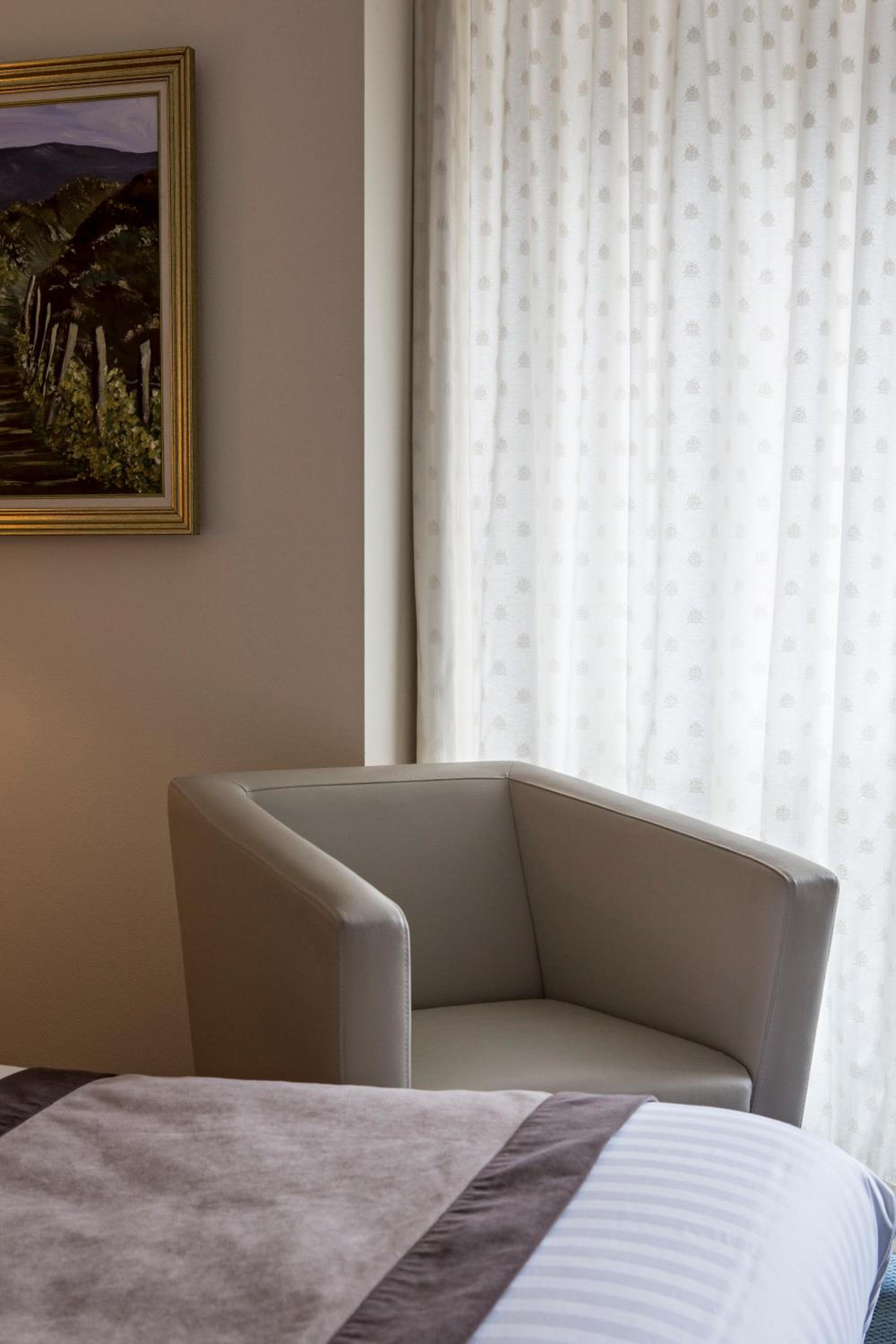 Junior Suite with Queen Bed and Sofa Bed - Non-Smoking photo 3