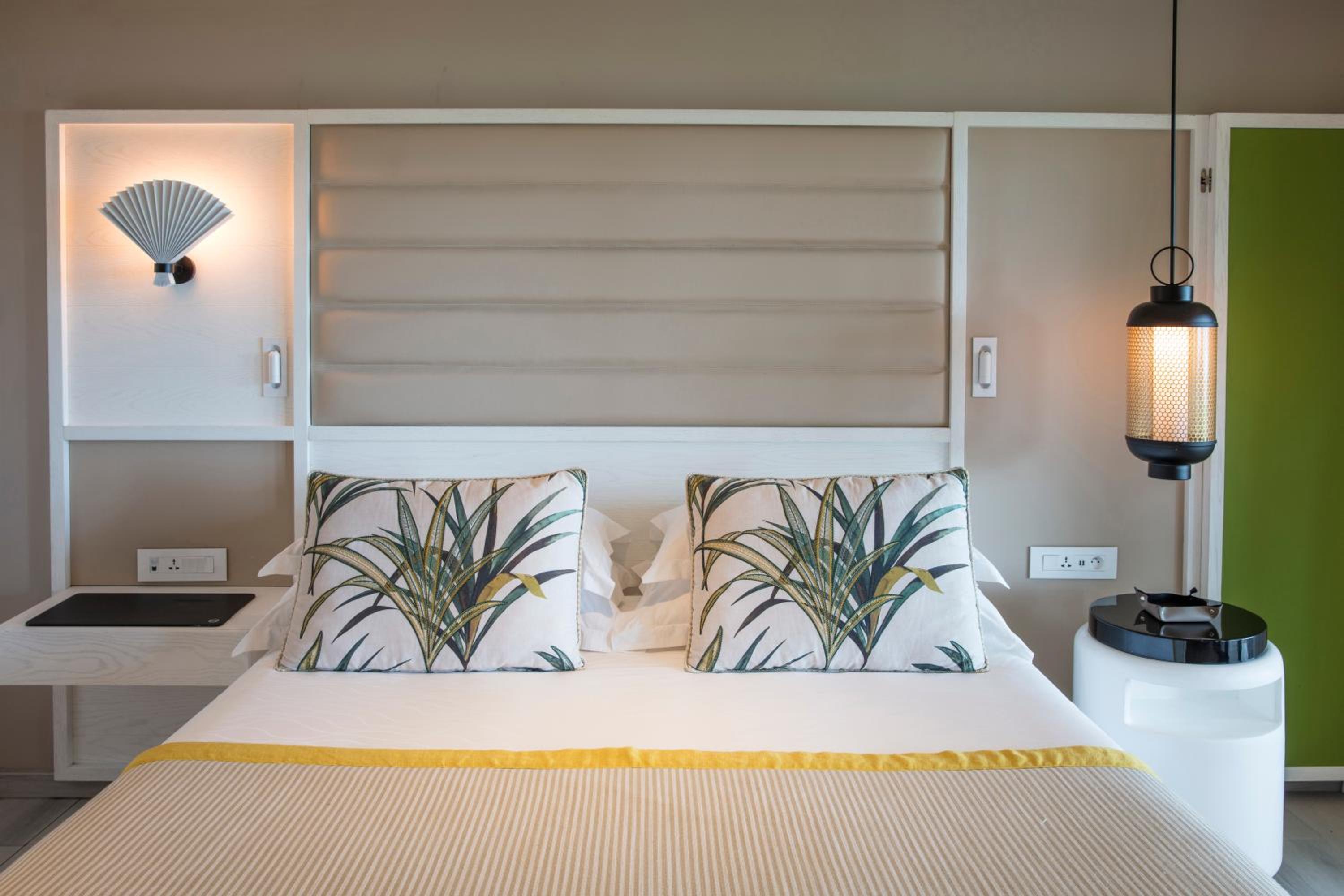 Deluxe Suite with Sea View - Photo 4