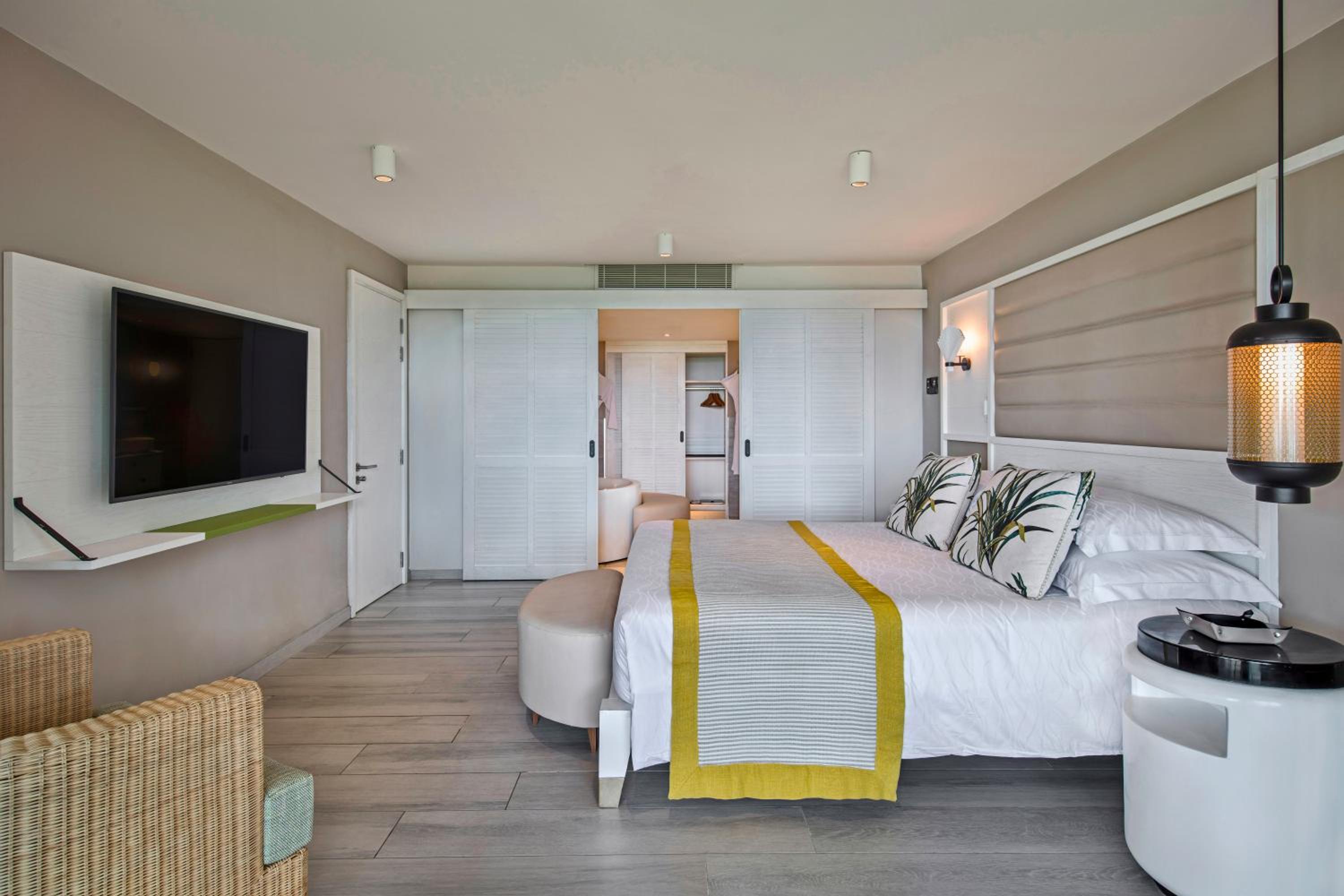 Deluxe Suite with Sea View - Photo 2