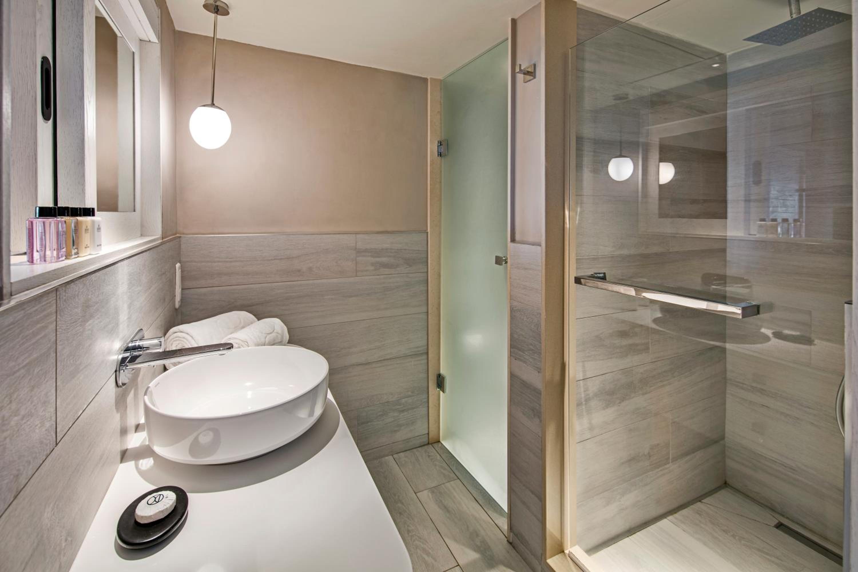 Deluxe Suite with Sea View - Photo 6