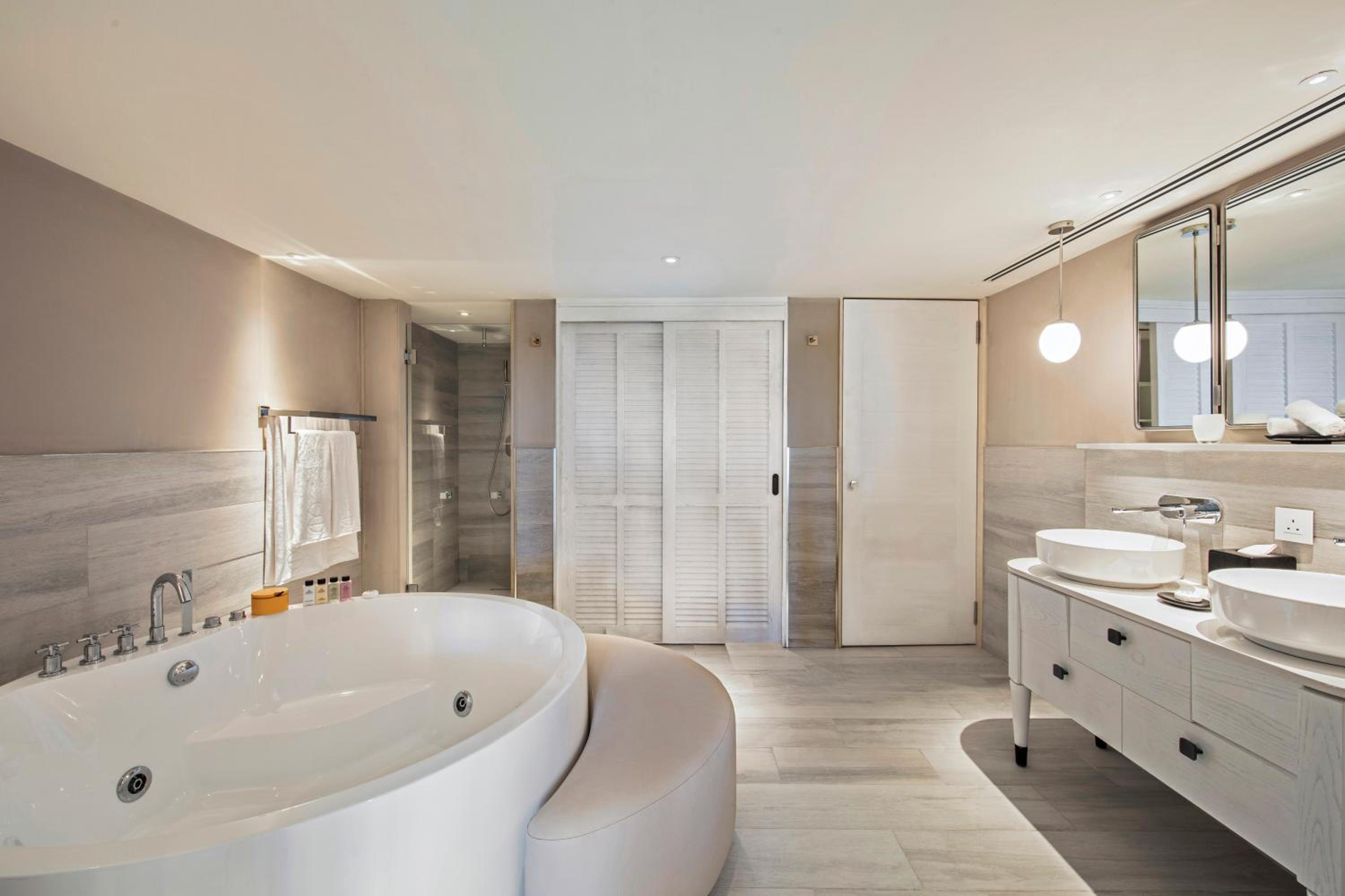 Deluxe Suite with Sea View - Photo 7