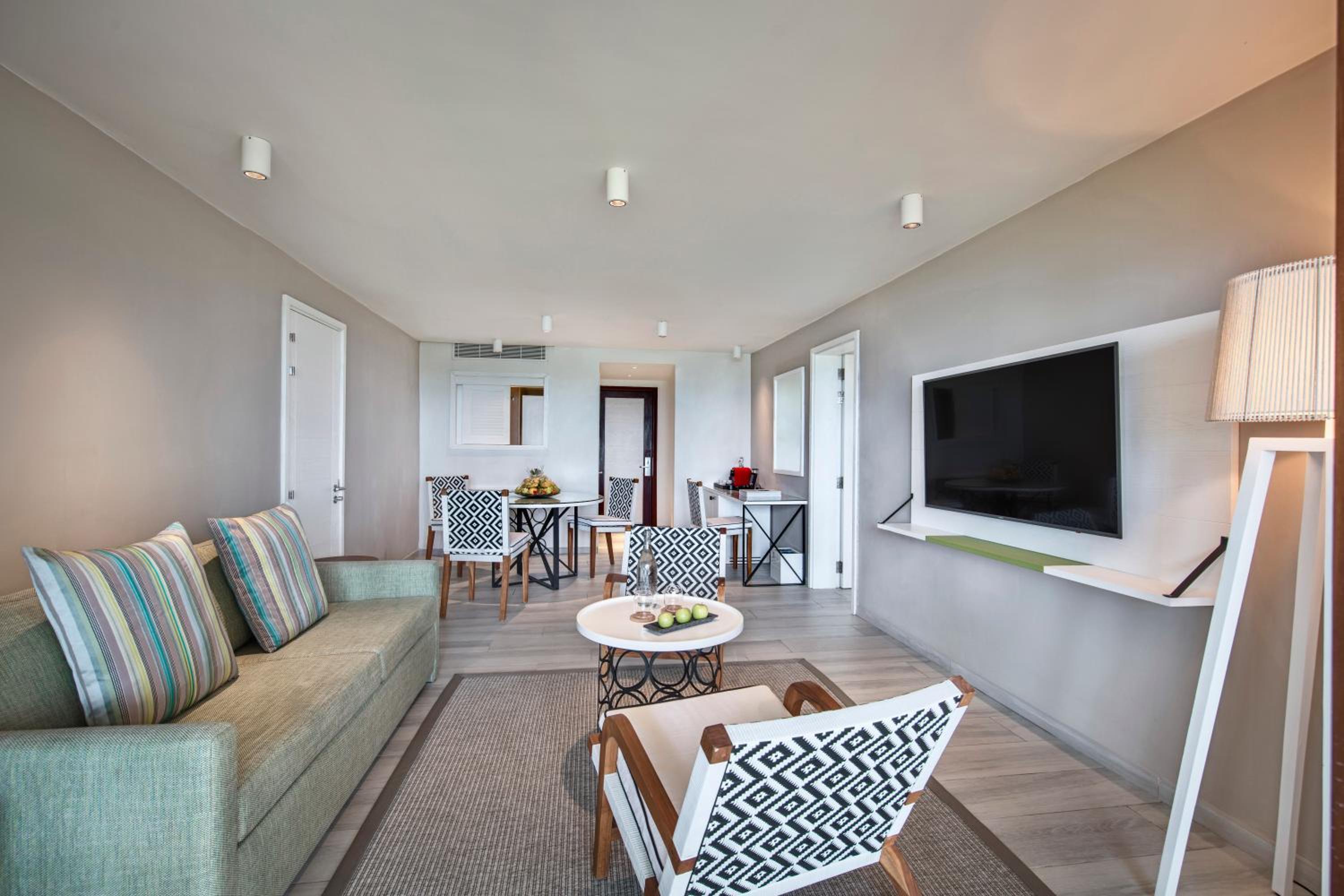 Deluxe Suite with Sea View - Photo 5