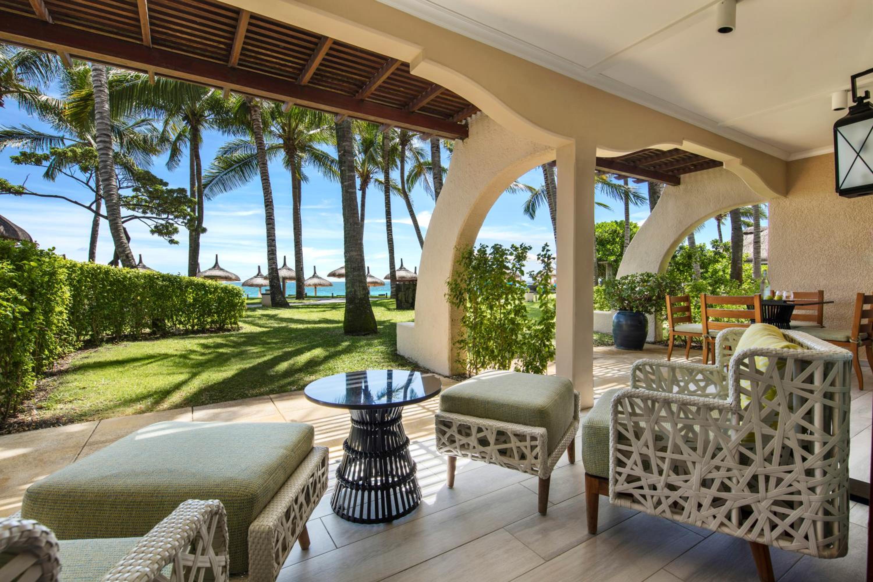 Deluxe Suite with Sea View - Photo 3