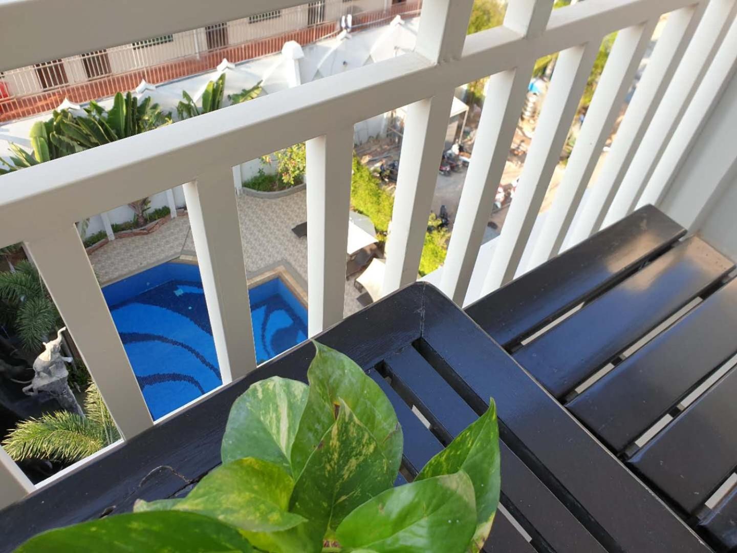 King Room with Pool View - Photo 8