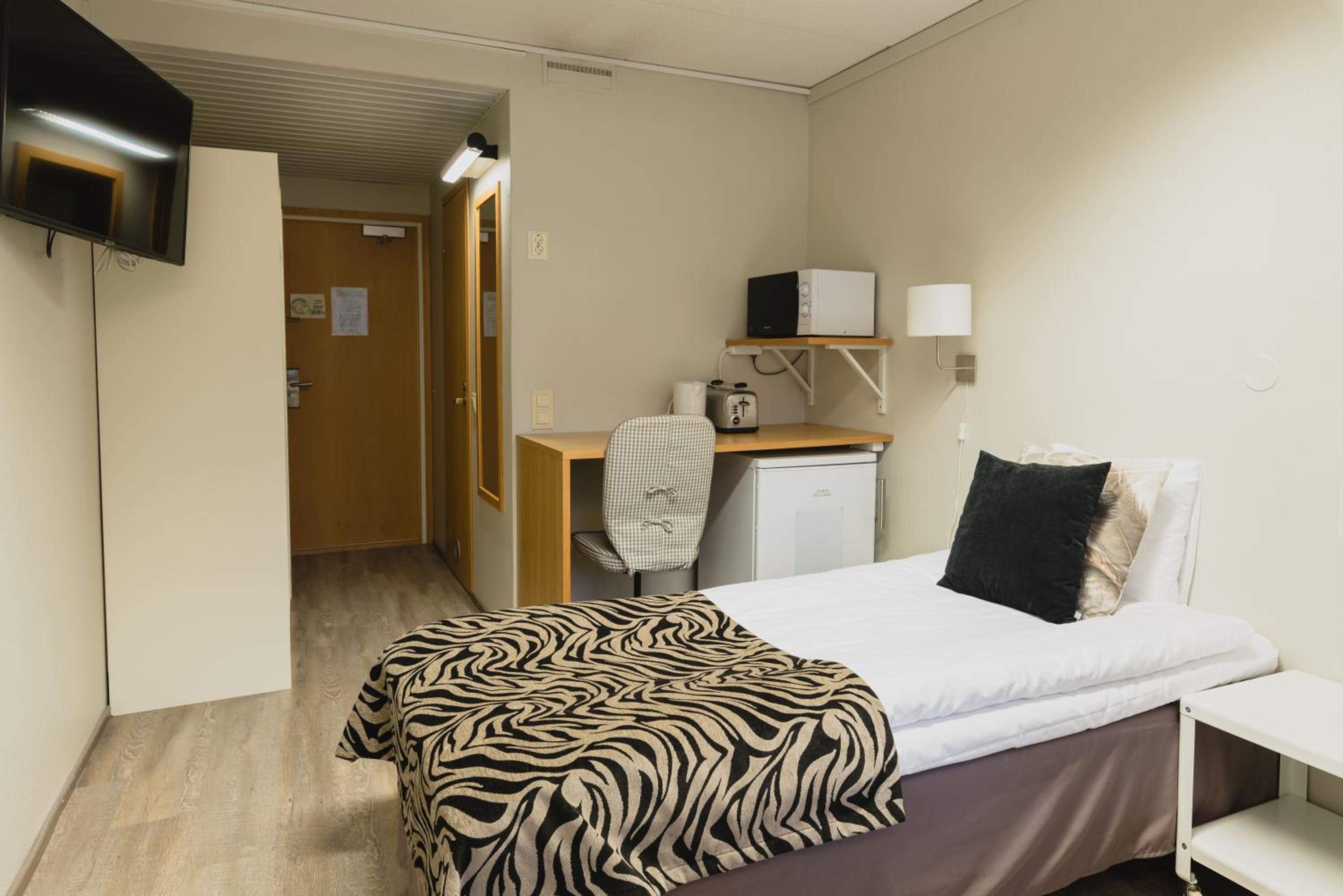 Standard Twin Room - Photo 3