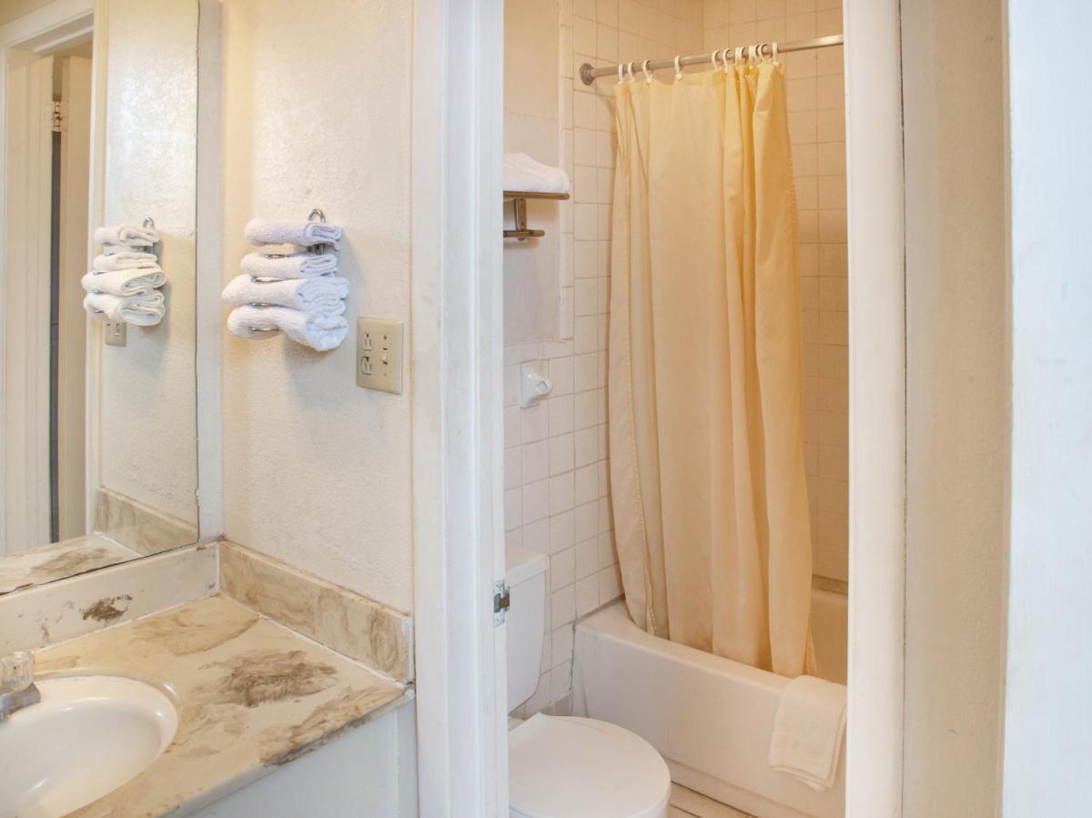 Deluxe Queen Room with Two Queen Beds photo 3