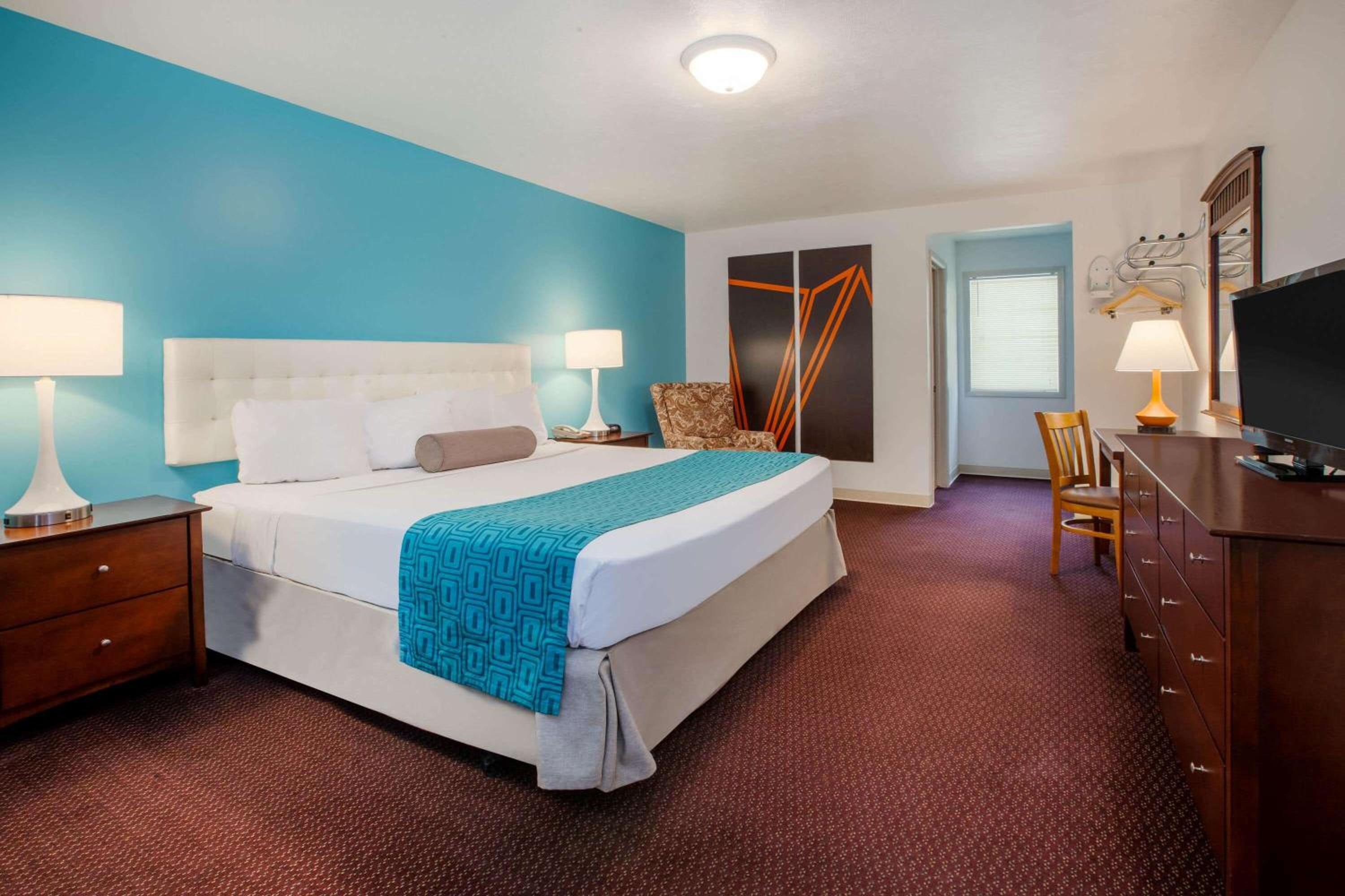 King Room - Non-Smoking photo 1