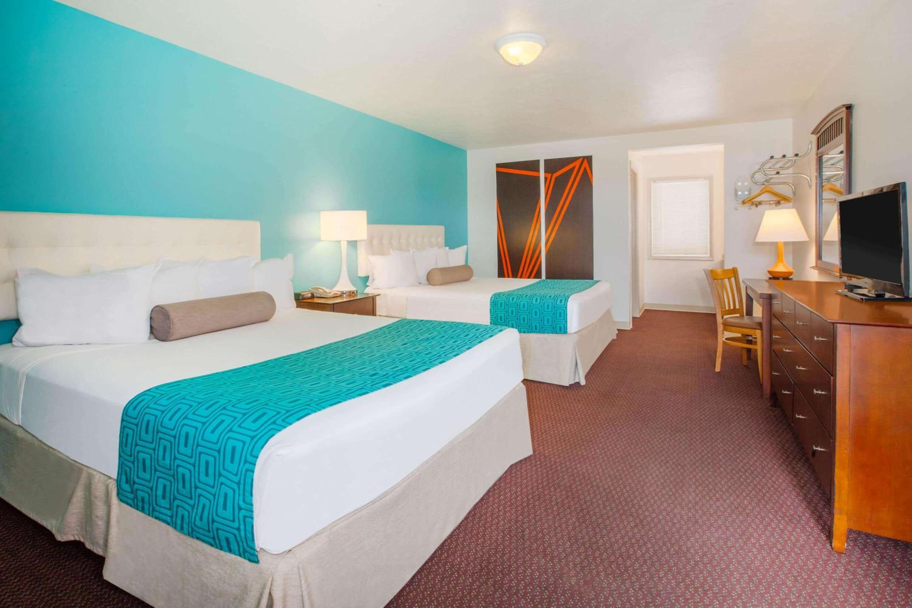 Queen Room with Two Queen Beds - Non-Smoking photo 1