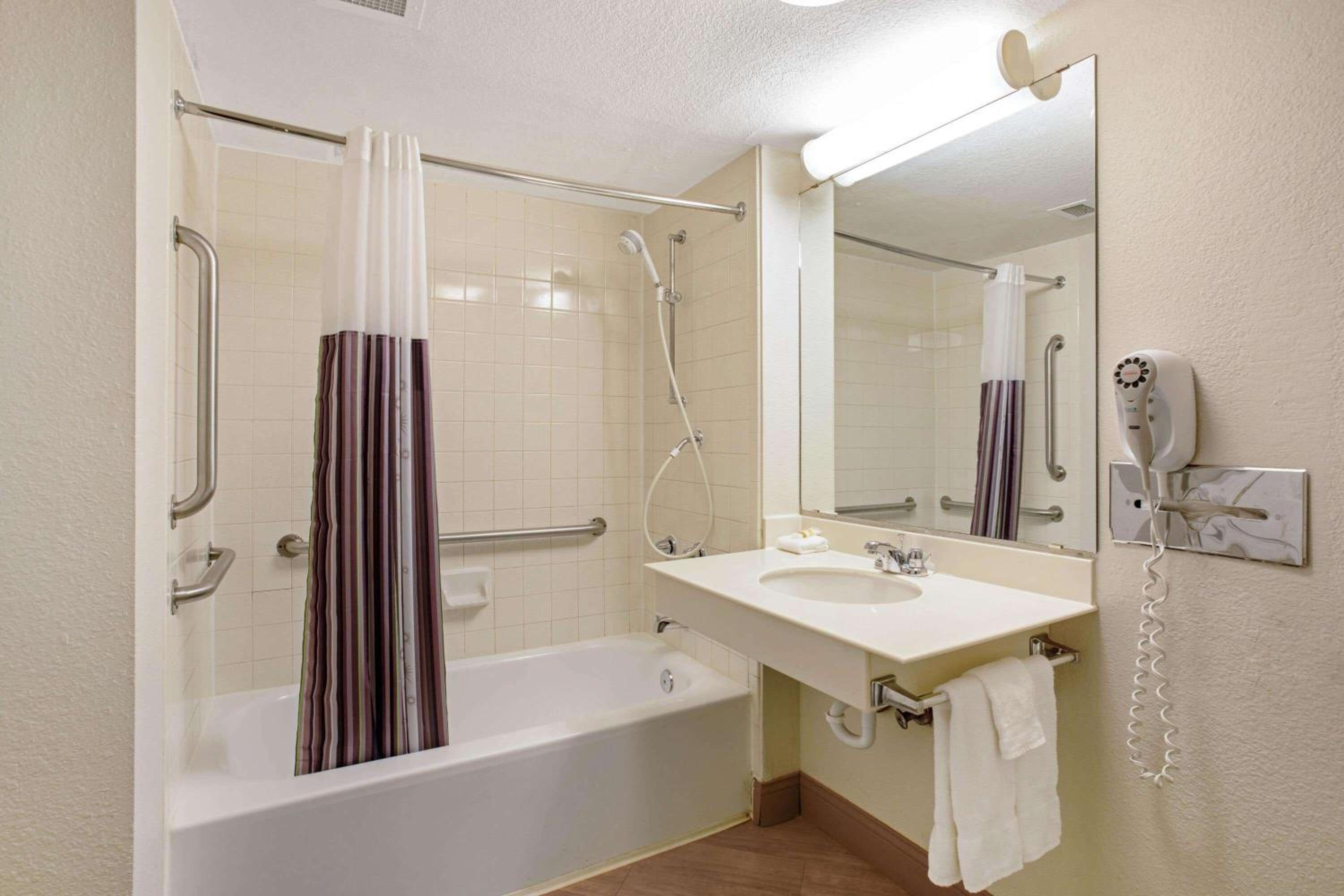 King Room - Disability Access - Photo 3