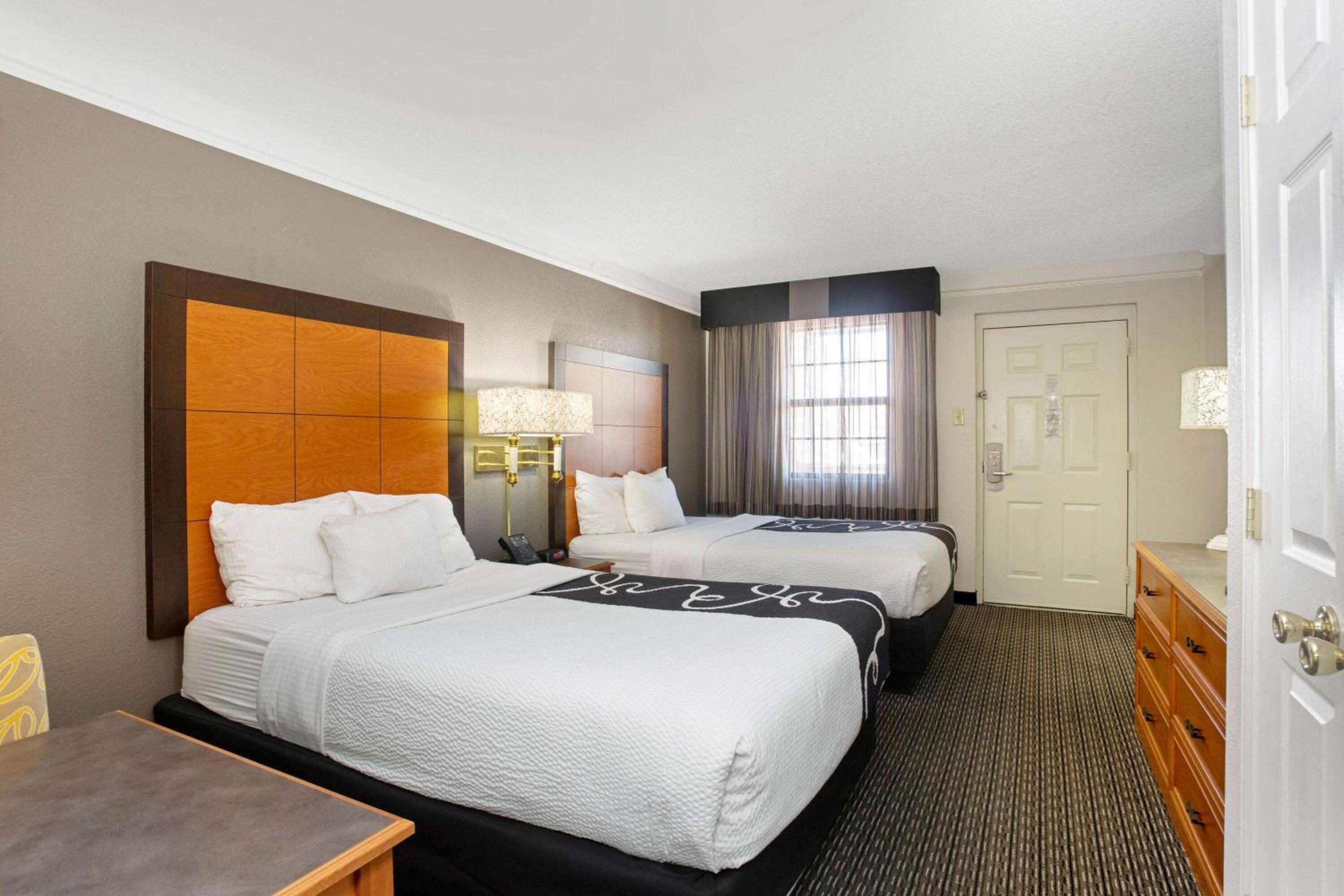 Standard Room with Two Double Beds - Photo 6