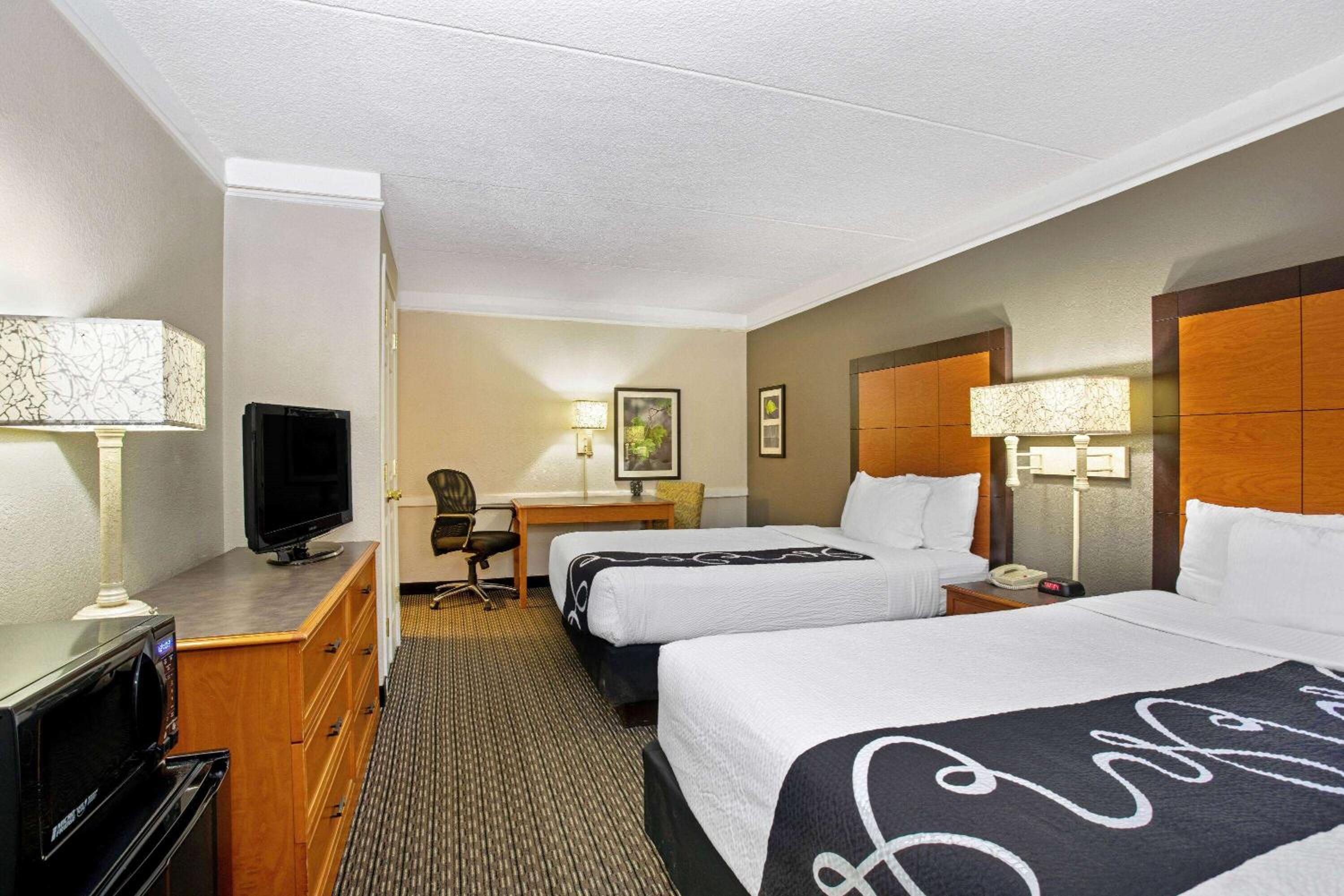 Standard Room with Two Double Beds - Photo 7