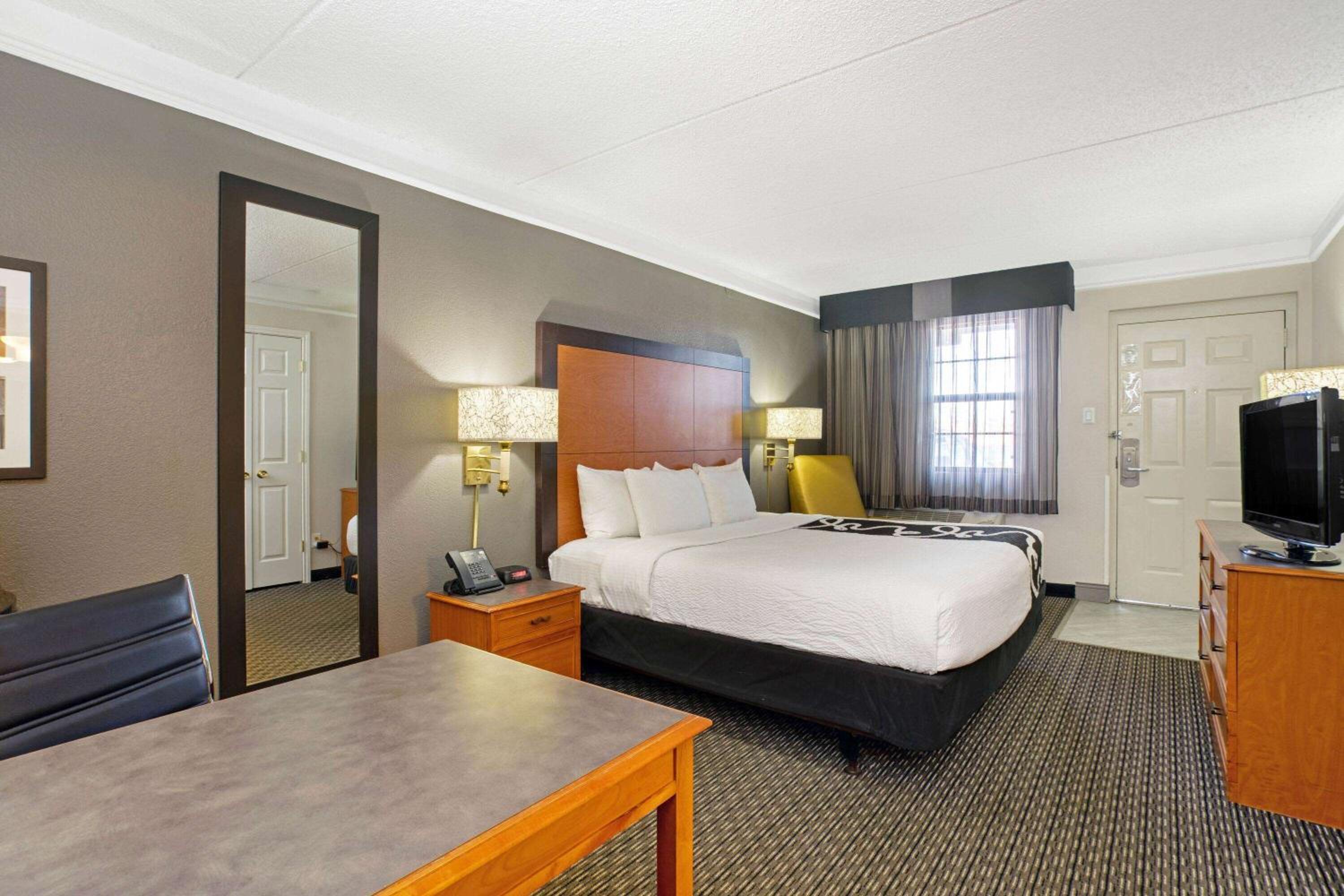 Deluxe King Room - Photo 5