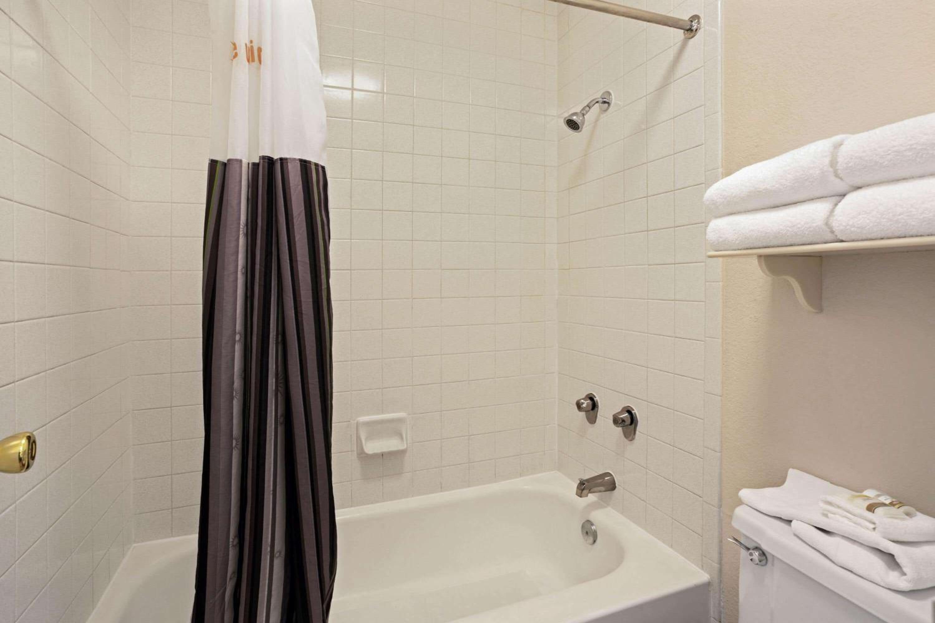 Standard Room with Two Double Beds - Photo 4